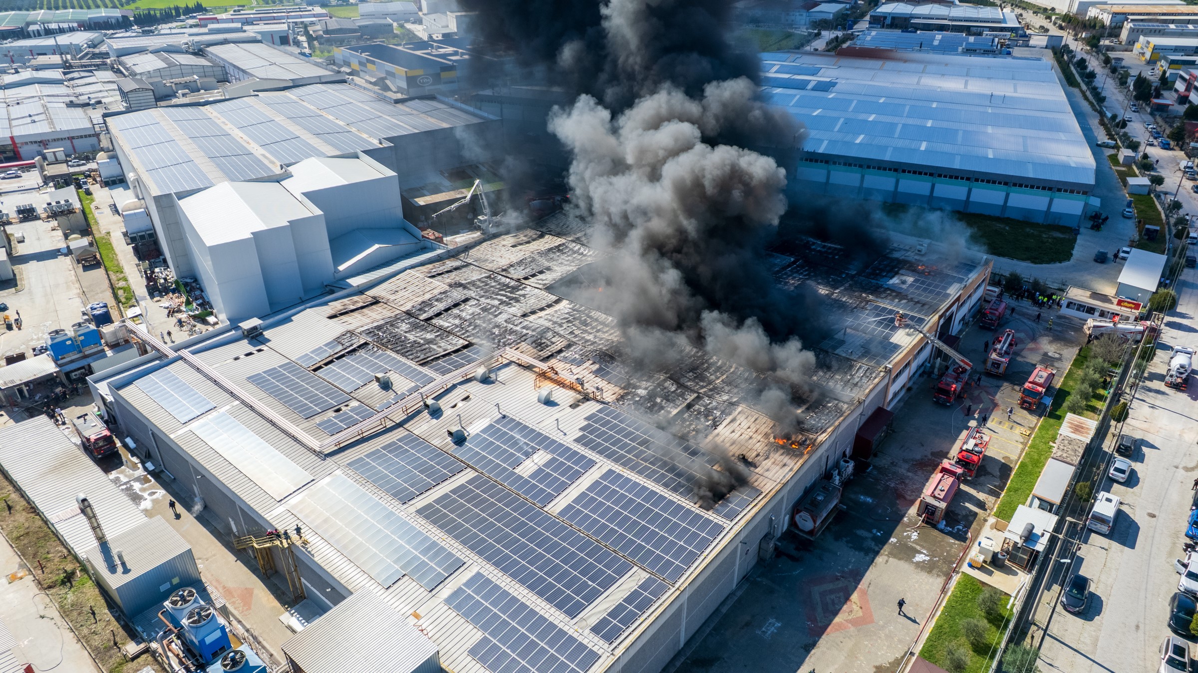 Manisa'da Organize Sanayi Bölgesi'nde Fabrika Yangını! (1)