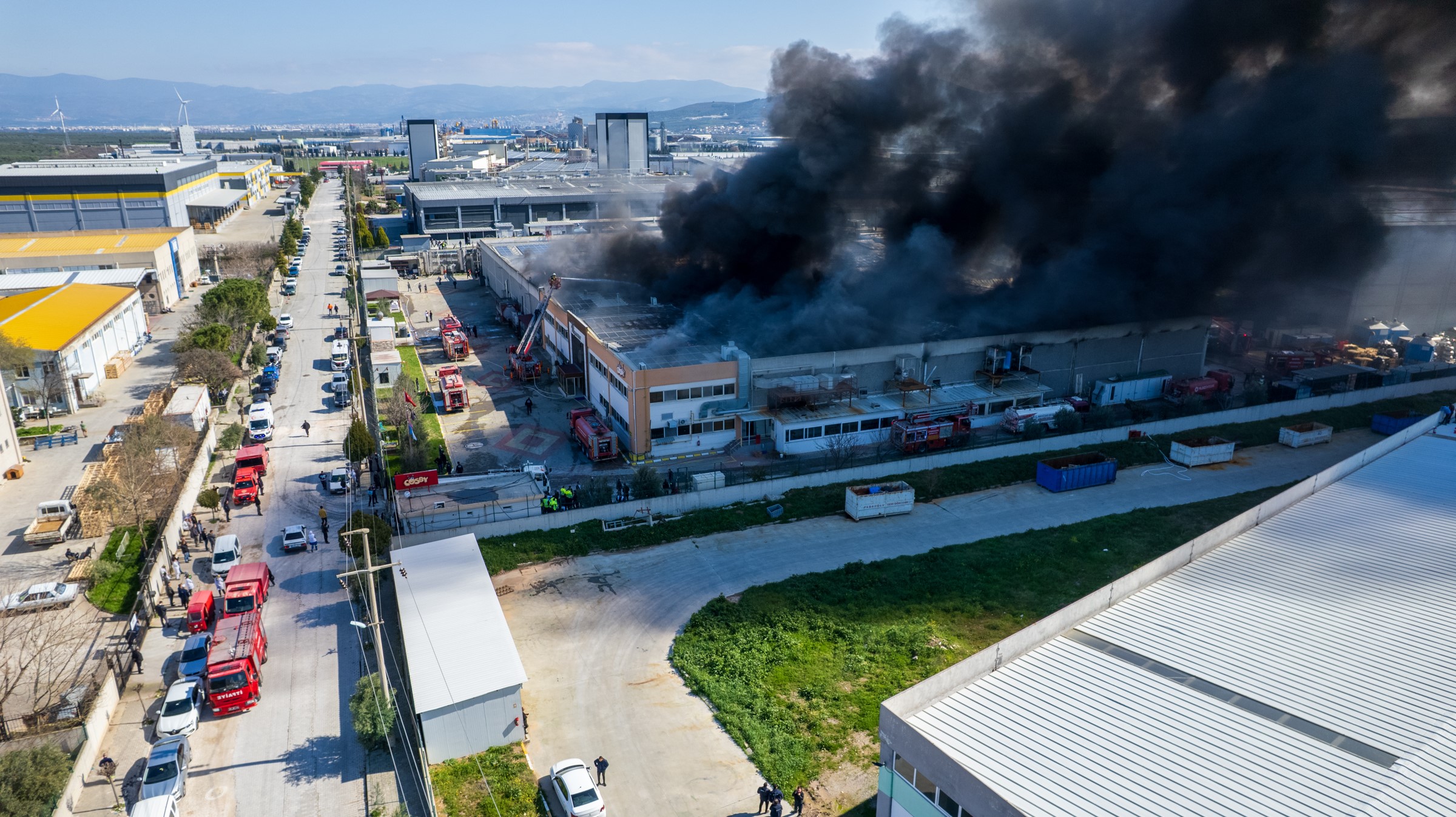Manisa'da Organize Sanayi Bölgesi'nde Fabrika Yangını! (4)