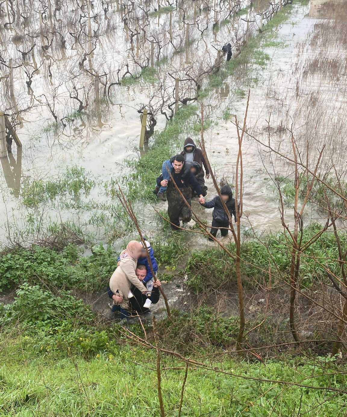 Manisa'da Taşkın Sebebiyle Mahsur Kalan Aile Kurtarıldı (2)