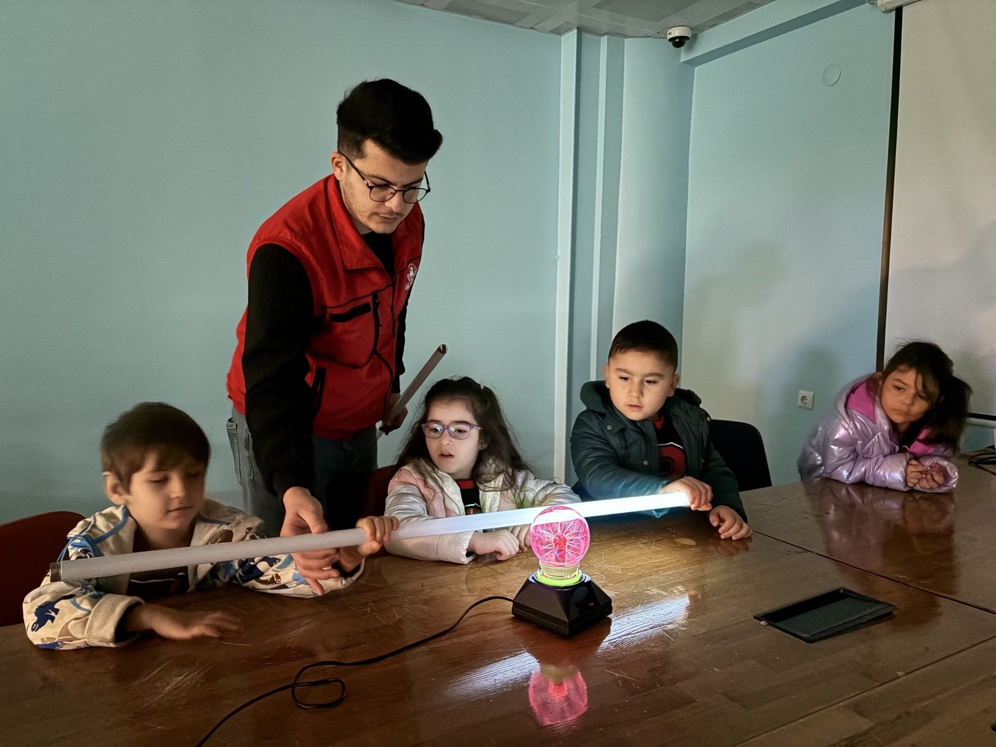 Minikler 'Tesla Bobini' Ile Bilimin Izini Sürdü (1)