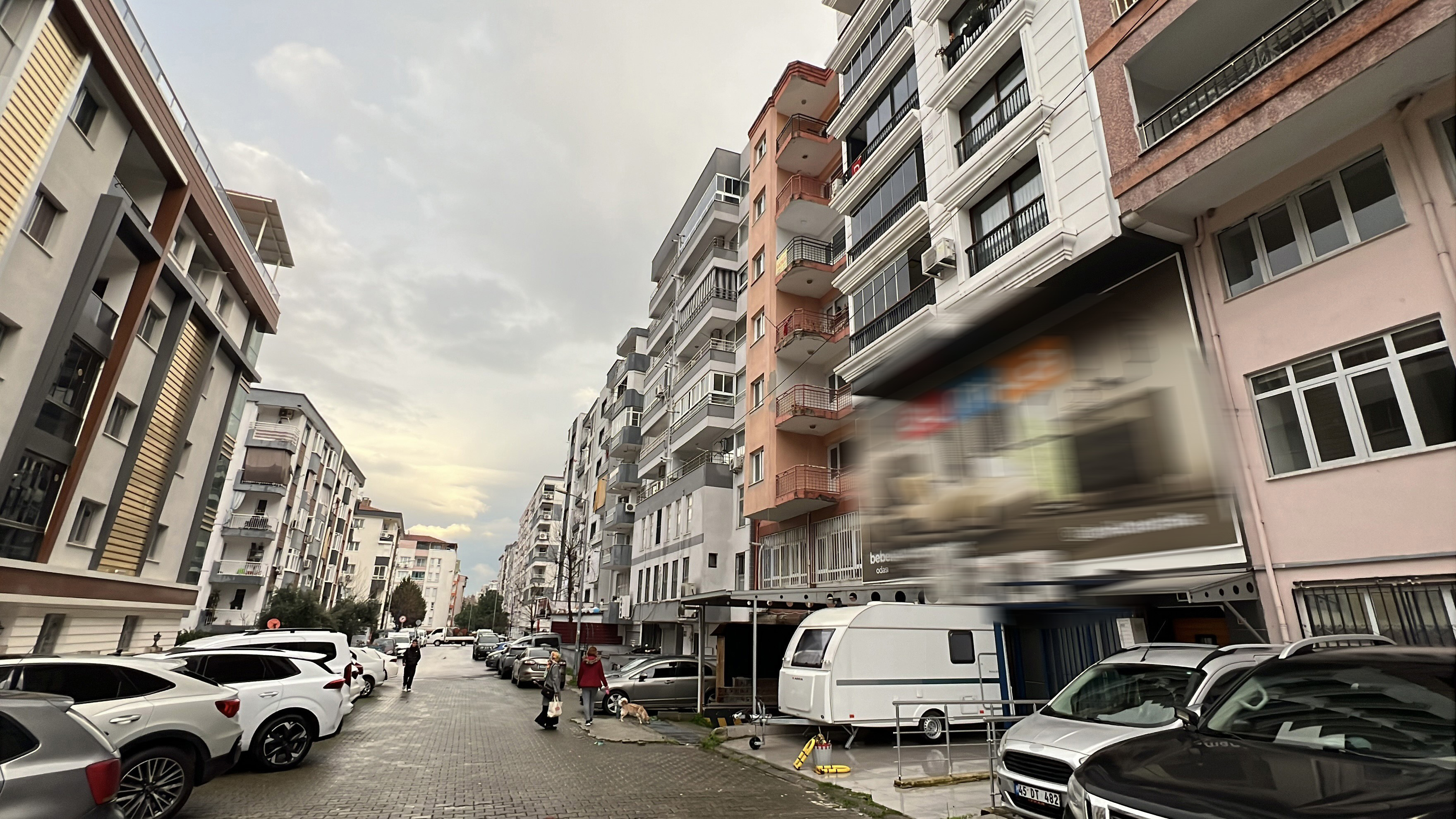 Otopark Girişinde Intihar! Boğazında Ve Bileklerinde.. (3)-1