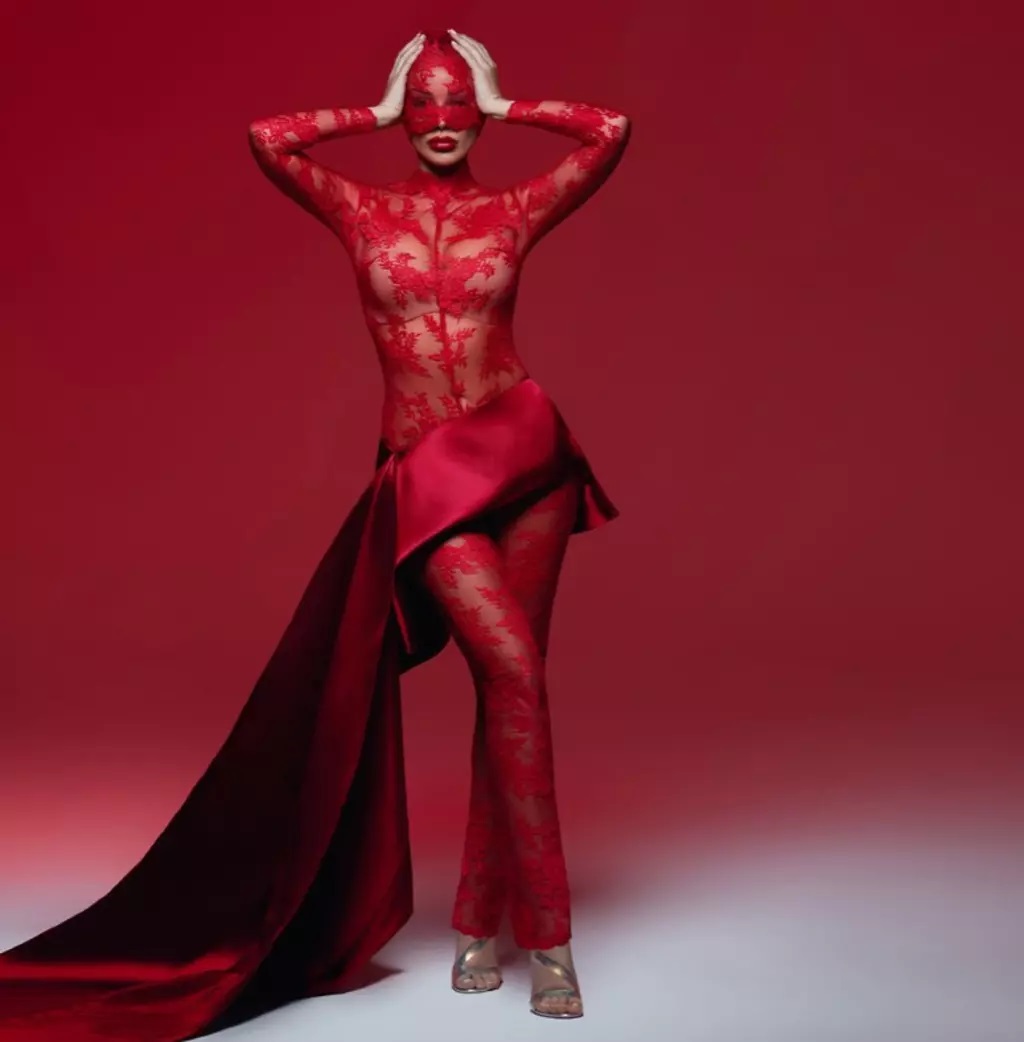 Petek Dinçöz Kırmızı Dantel Elbisesiyle Sosyal Medyayı Salladı (2)