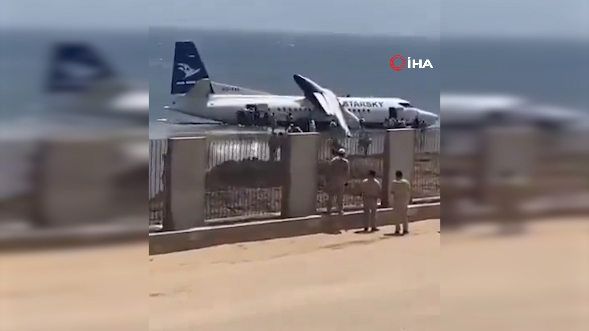 Somali'de Yolcu Uçağı Hint Okyanusuna Acil Iniş Yaptı (1)