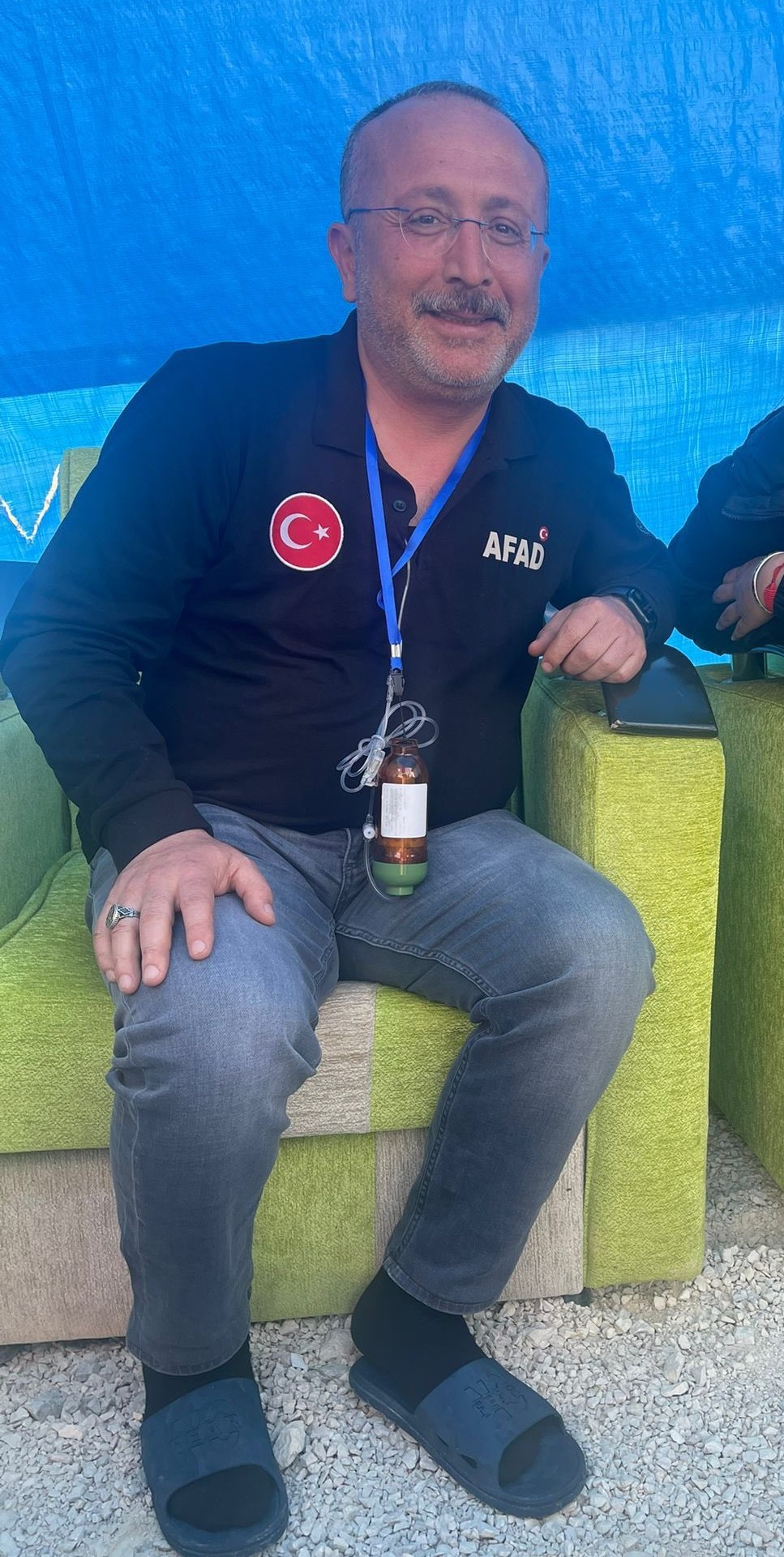 Unutulmayan Fedakarlık Kolunda Kemoterapi Serumuyla Deprem Bölgesinde Çalıştı (1)