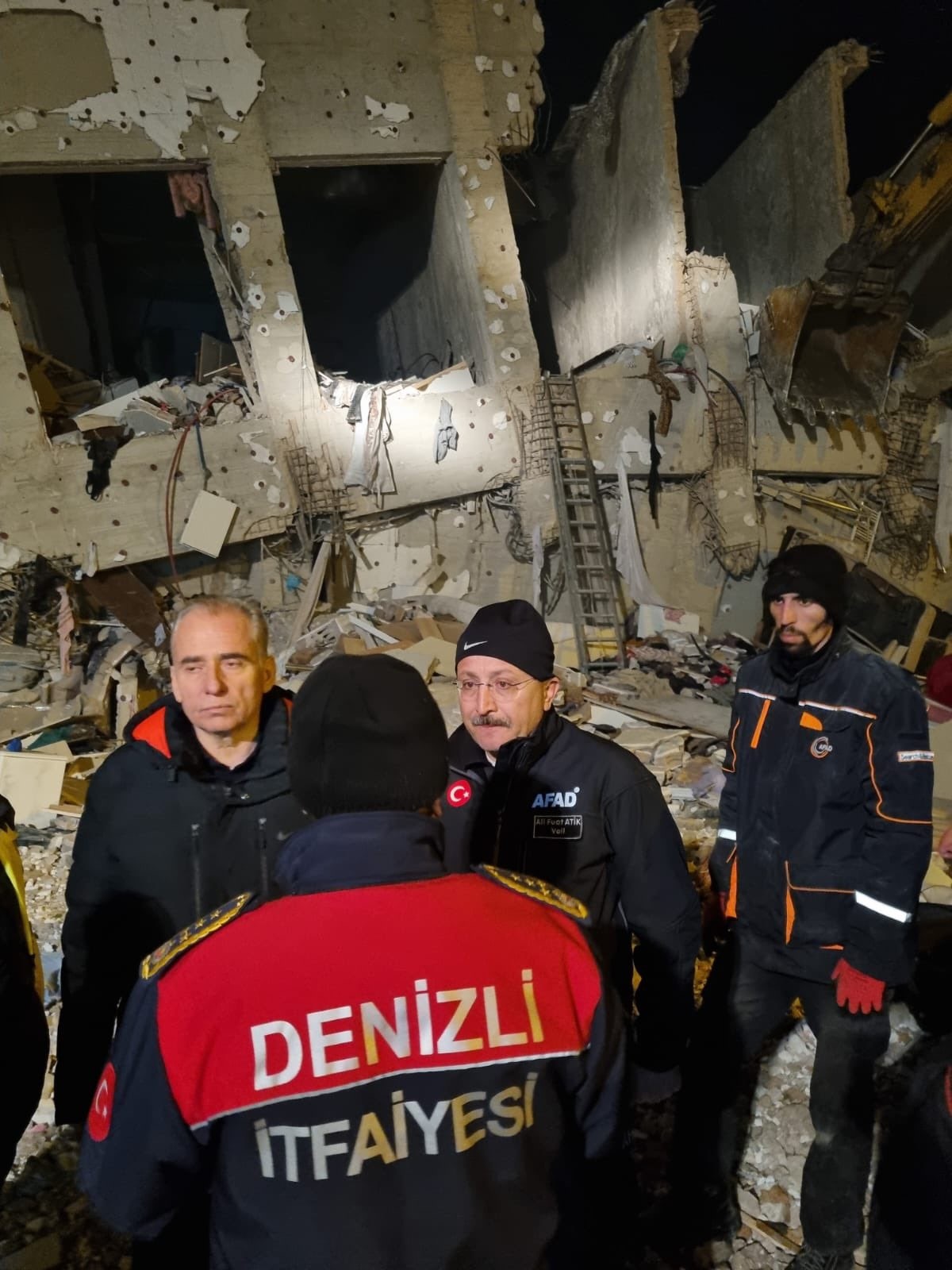 Unutulmayan Fedakarlık Kolunda Kemoterapi Serumuyla Deprem Bölgesinde Çalıştı (3)