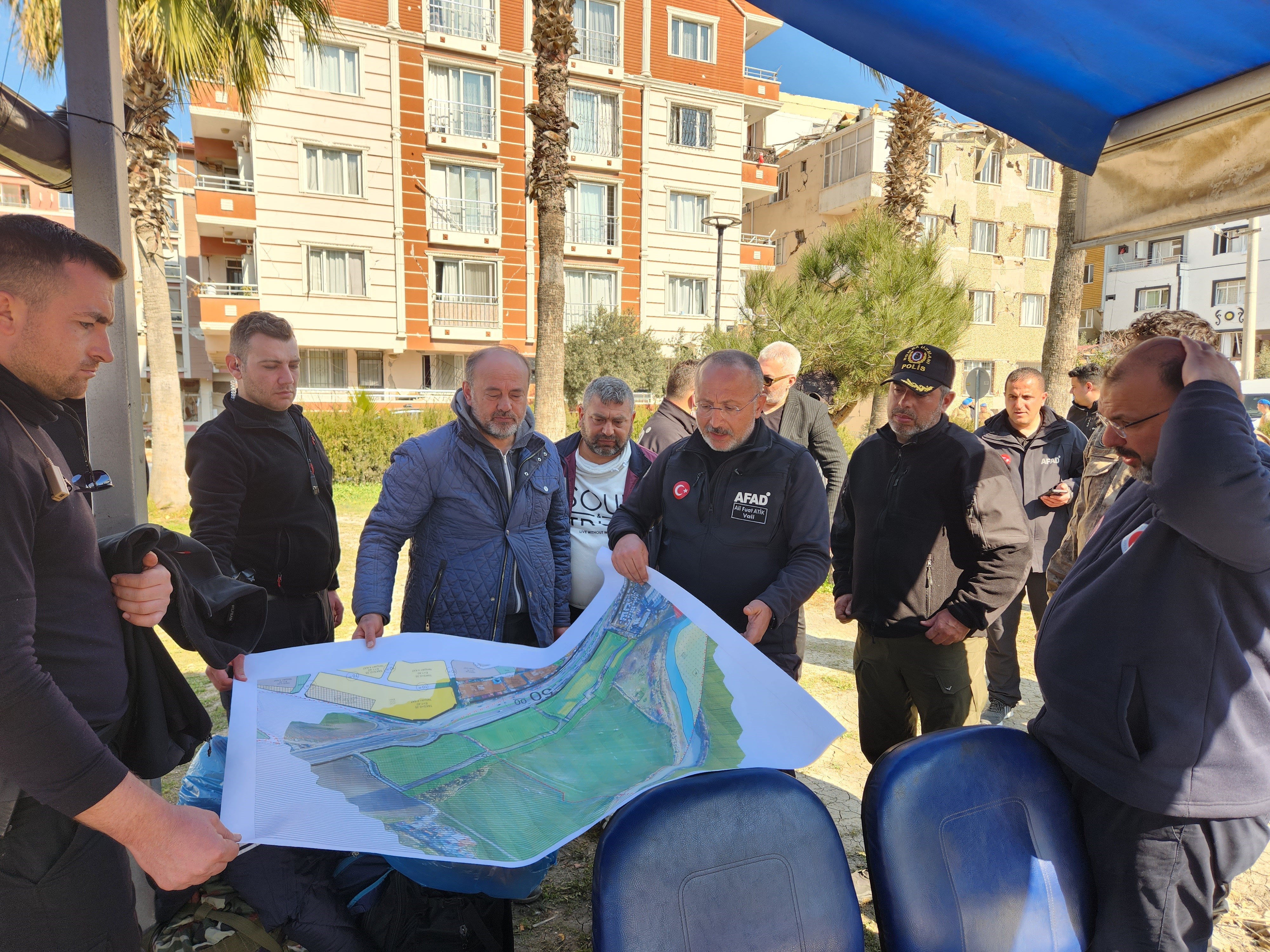 Unutulmayan Fedakarlık Kolunda Kemoterapi Serumuyla Deprem Bölgesinde Çalıştı (6)