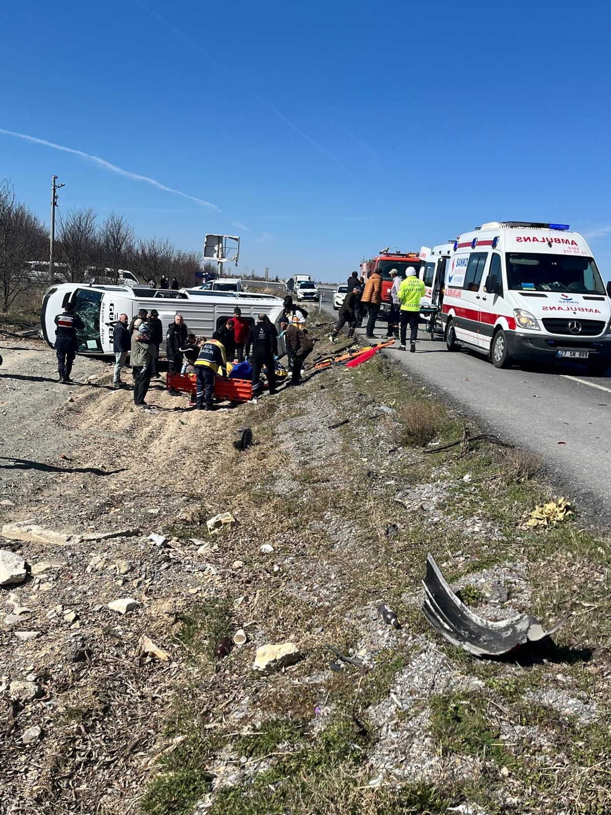 Afyonkarahisar'da Korkutan Kaza! Tır Yolcu Minibüsüne Çarptı Çok Sayıda Yaralı Var Kaza Haberle (3)