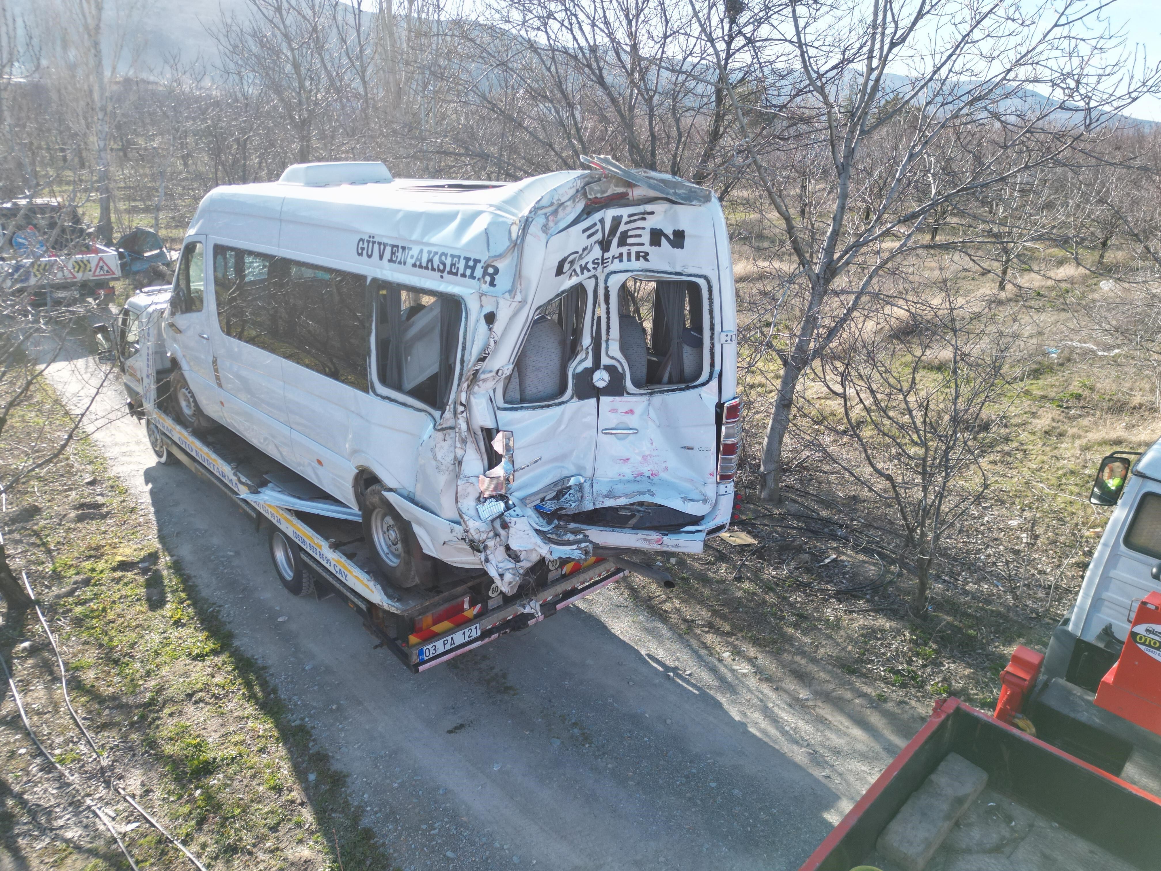 Afyonkarahisar'da Korkutan Kaza! Tır Yolcu Minibüsüne Çarptı Çok Sayıda Yaralı Var Kaza Haberle (4)