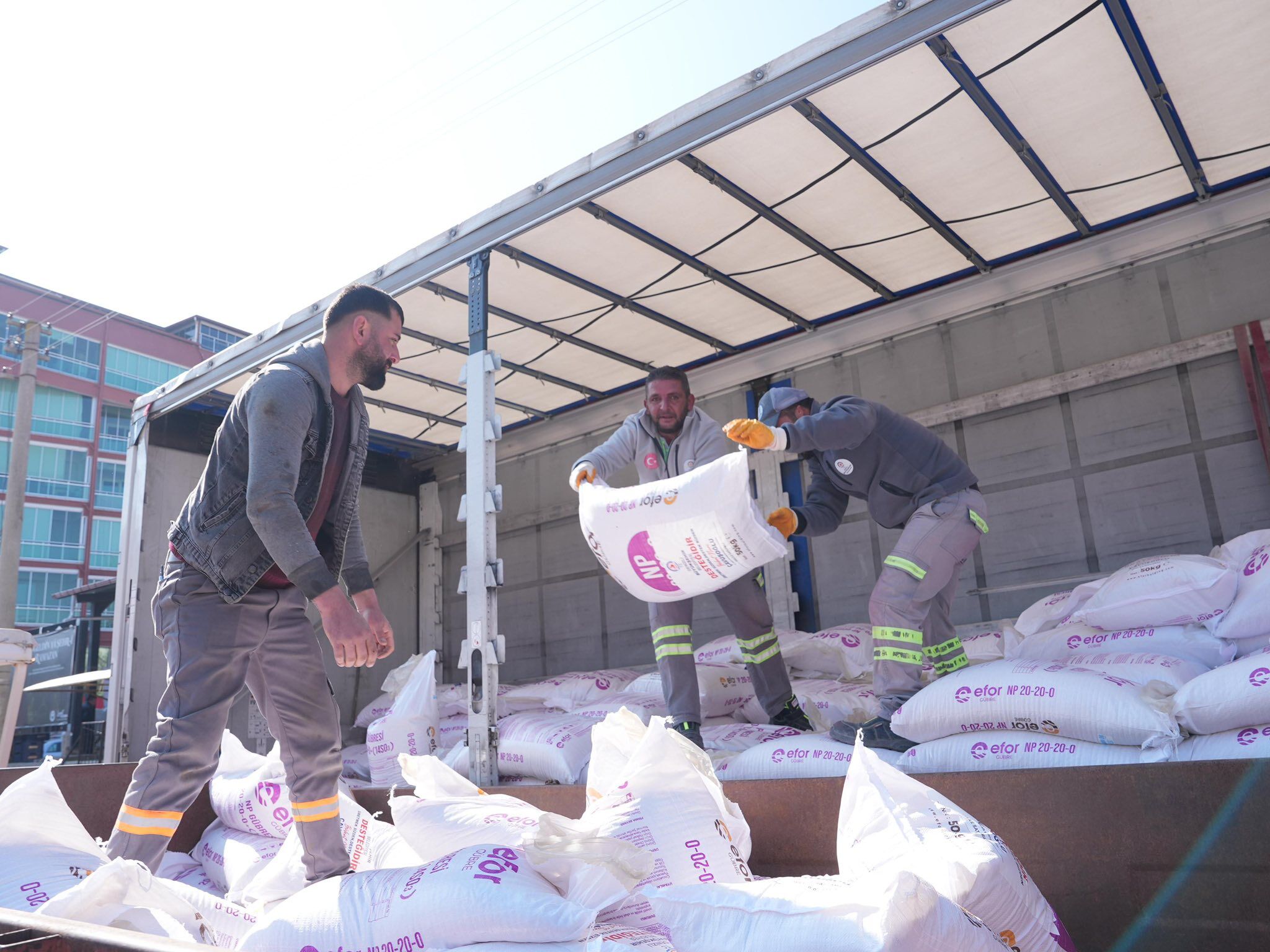Denizli Büyükşehir’den Acıpayamlı Üreticiye Can Suyu 760 Çiftçiye Gübre Desteği (5)