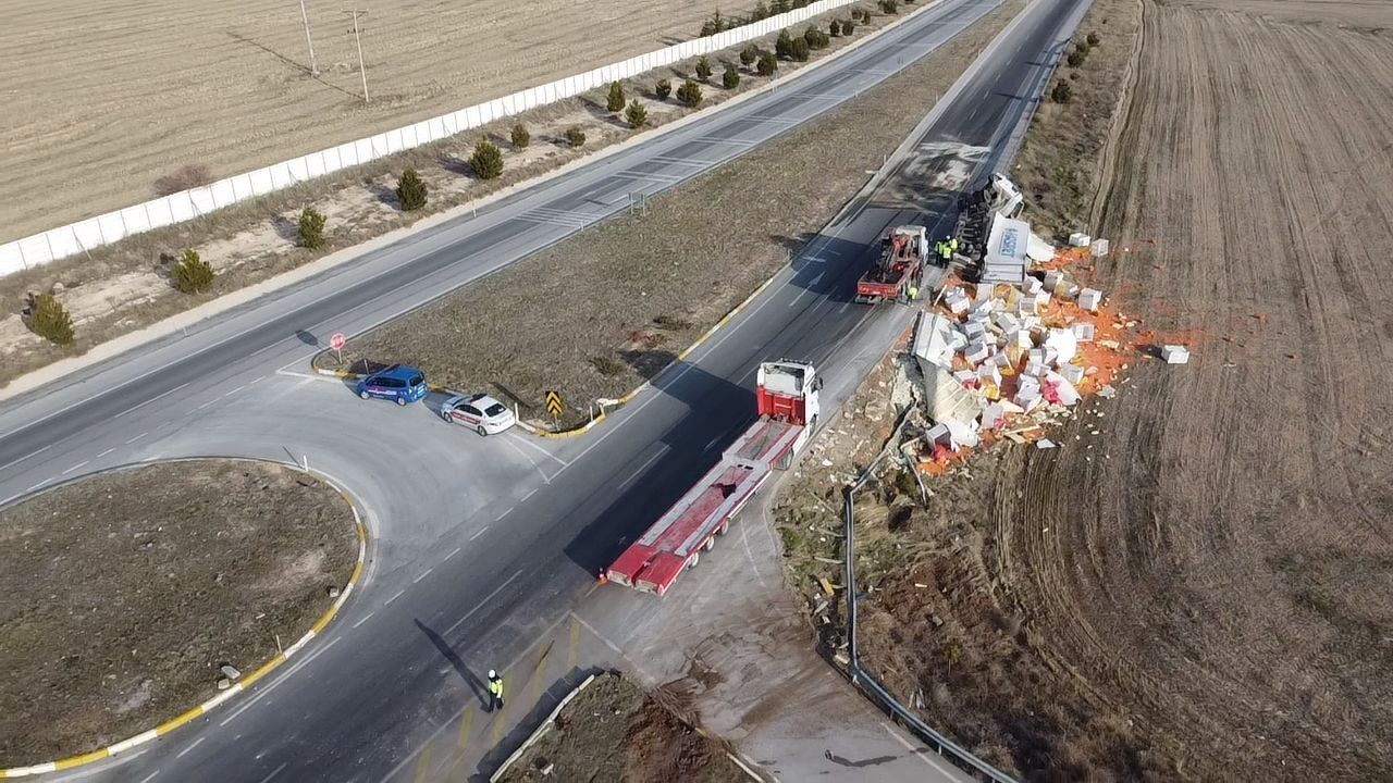 Denizli Haber Havuç Yüklü Tır (2)
