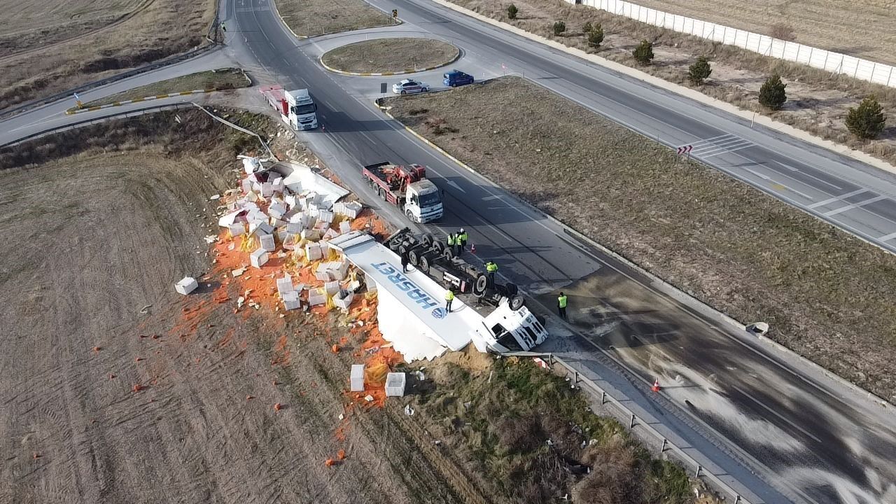 Denizli Haber Havuç Yüklü Tır (3)