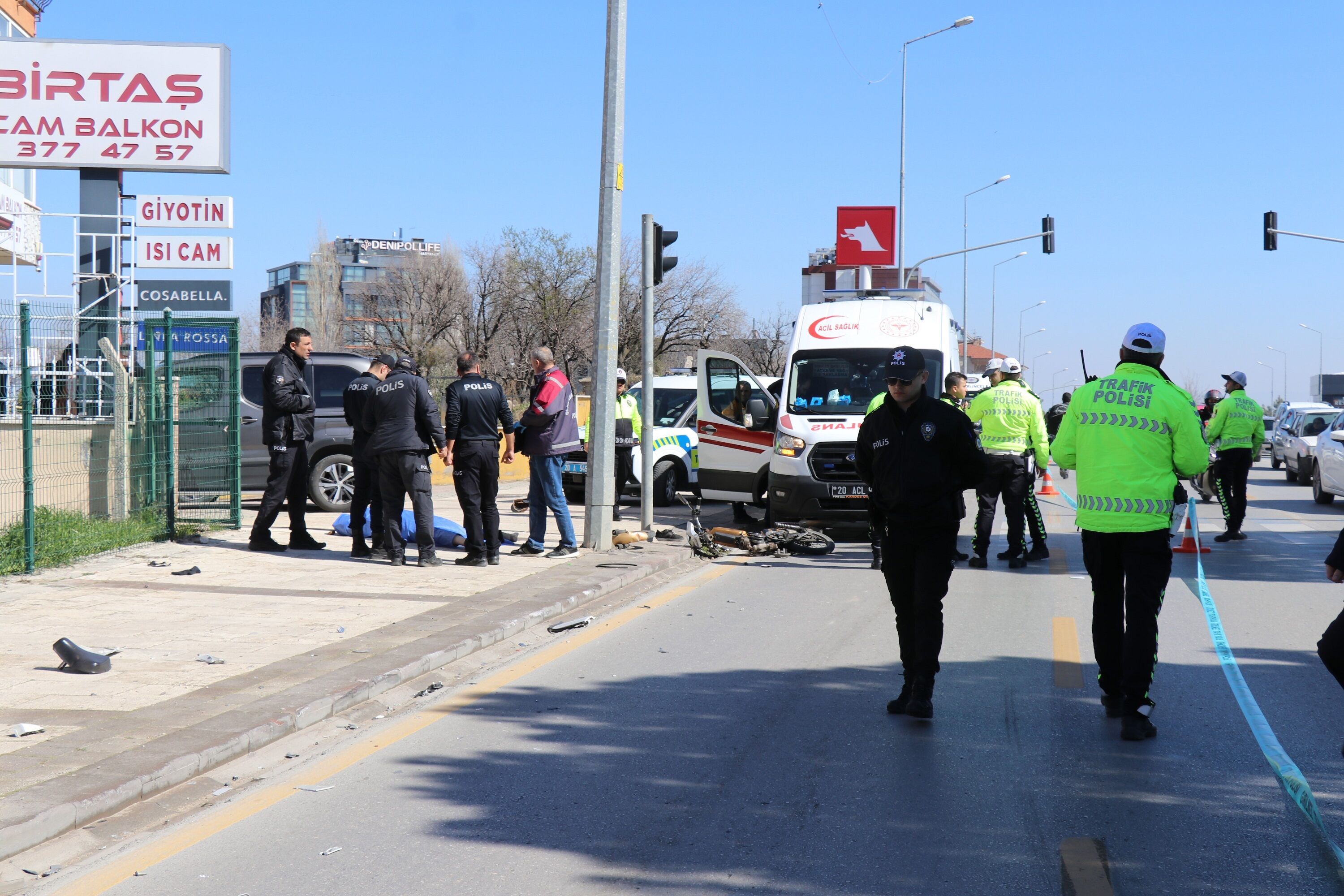Denizli'de Kahreden Kaza! Ekmek Arabasının Çarptığı Motosikletli Hayatını Kaybetti... (2)