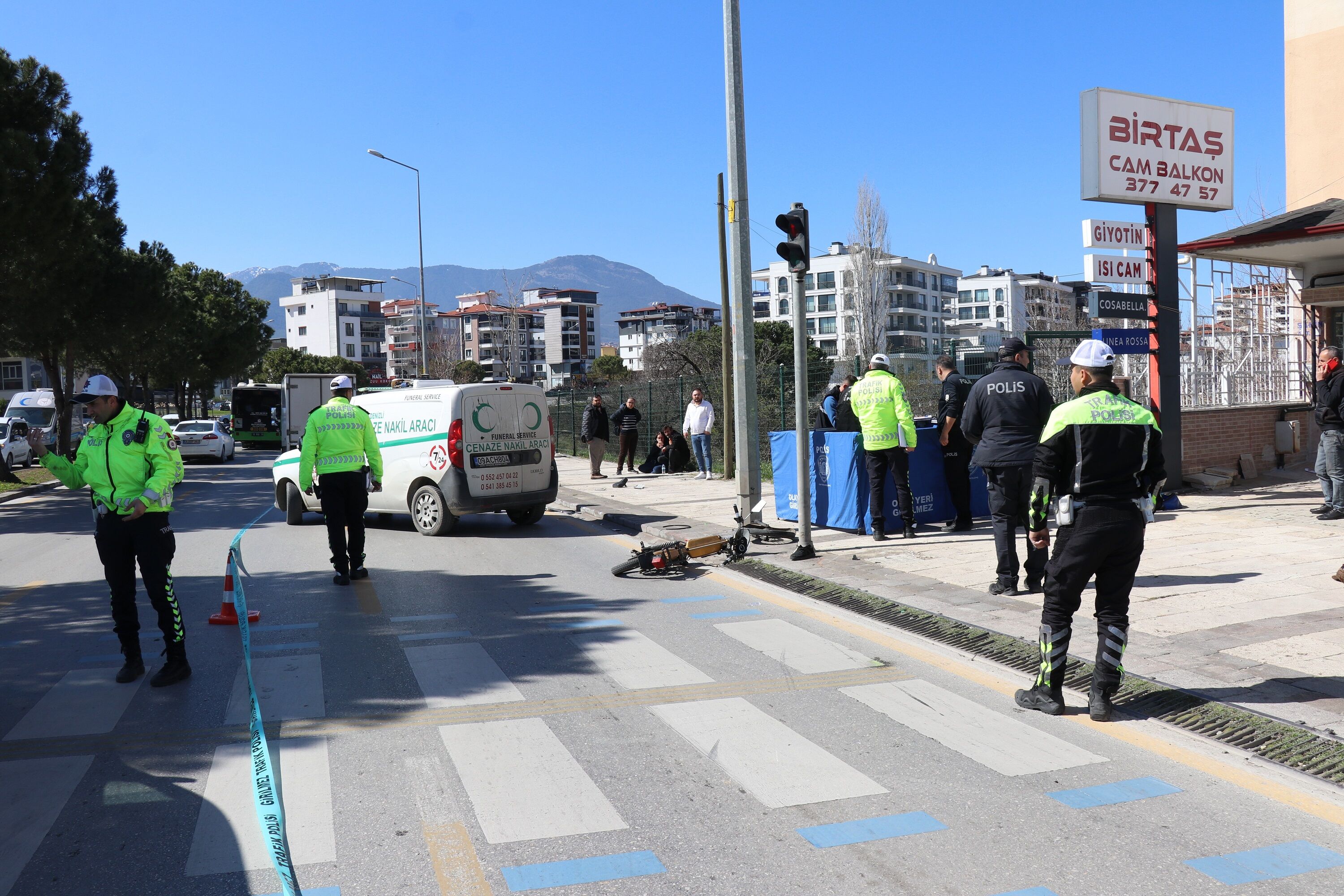 Denizli'de Kahreden Kaza! Ekmek Arabasının Çarptığı Motosikletli Hayatını Kaybetti... (4)