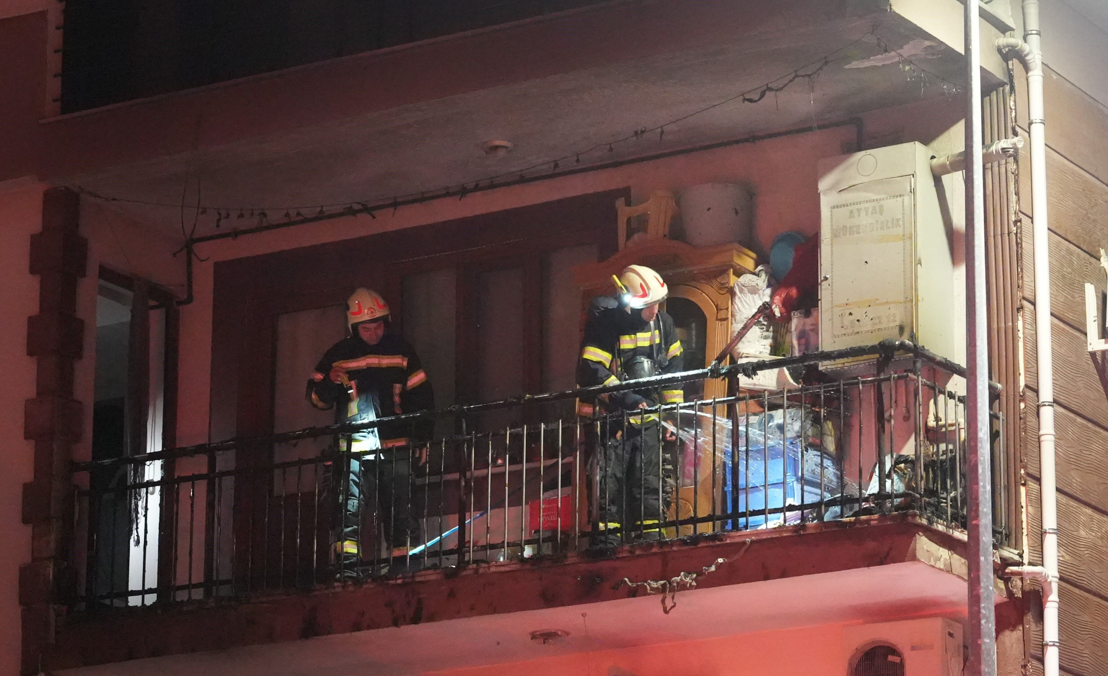 Denizli'de Yangın Paniği! Balkondaki Kombiden Çıkan Yangın Mahalle Denizli Haber (1)