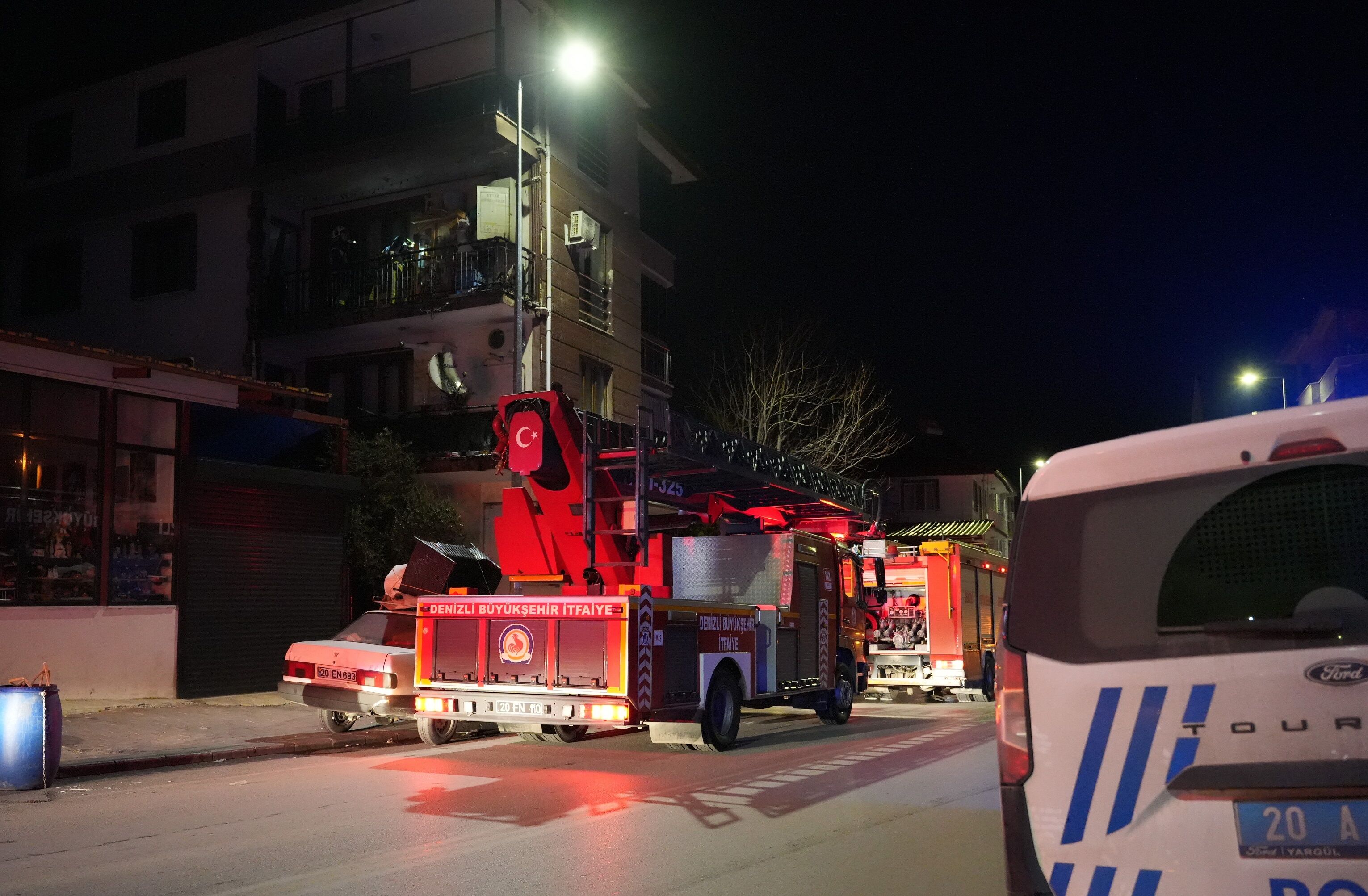 Denizli'de Yangın Paniği! Balkondaki Kombiden Çıkan Yangın Mahalle Denizli Haber (2)