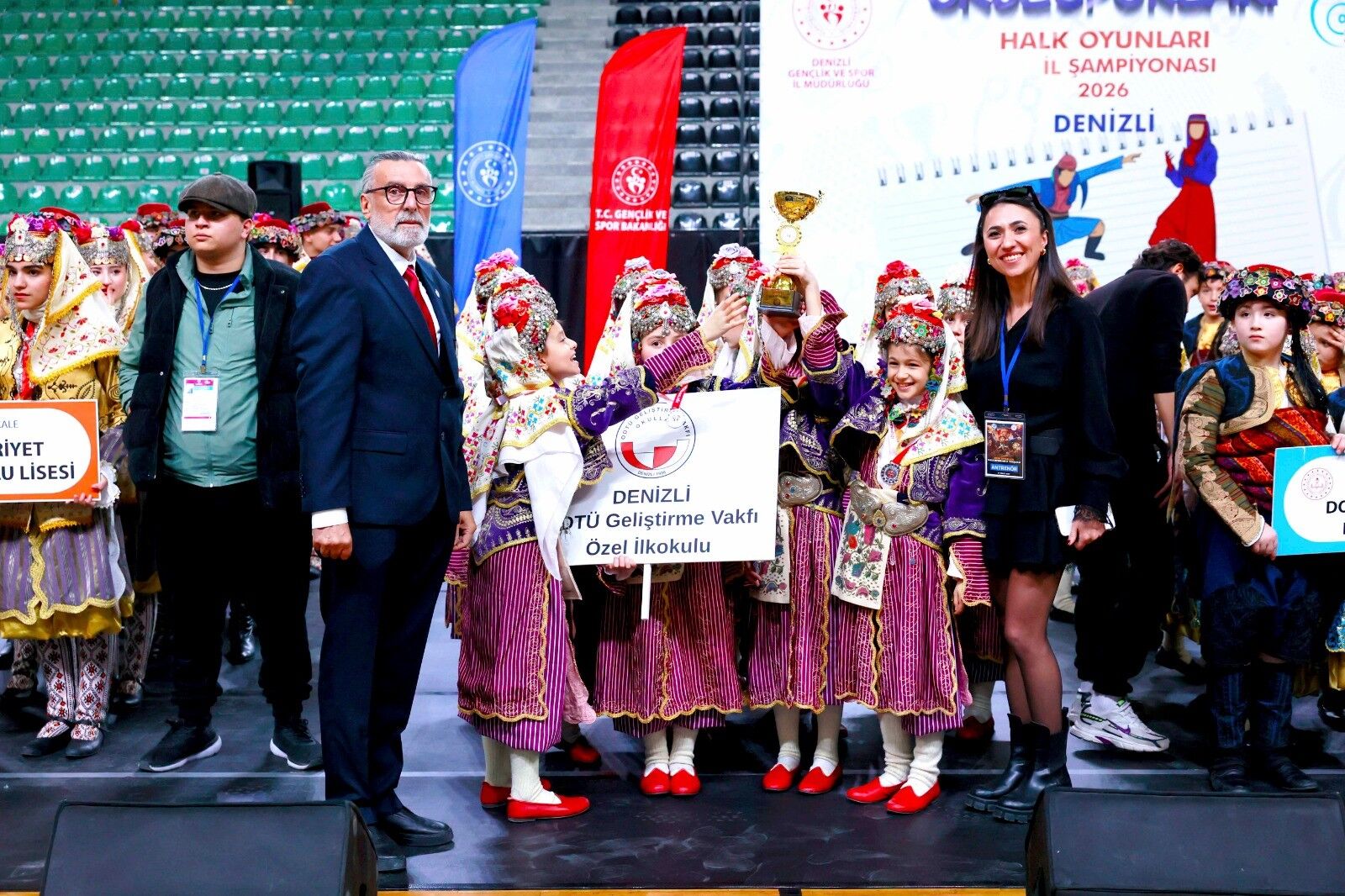 Halk Oyunlarında Okullar Sahne Aldı (1)