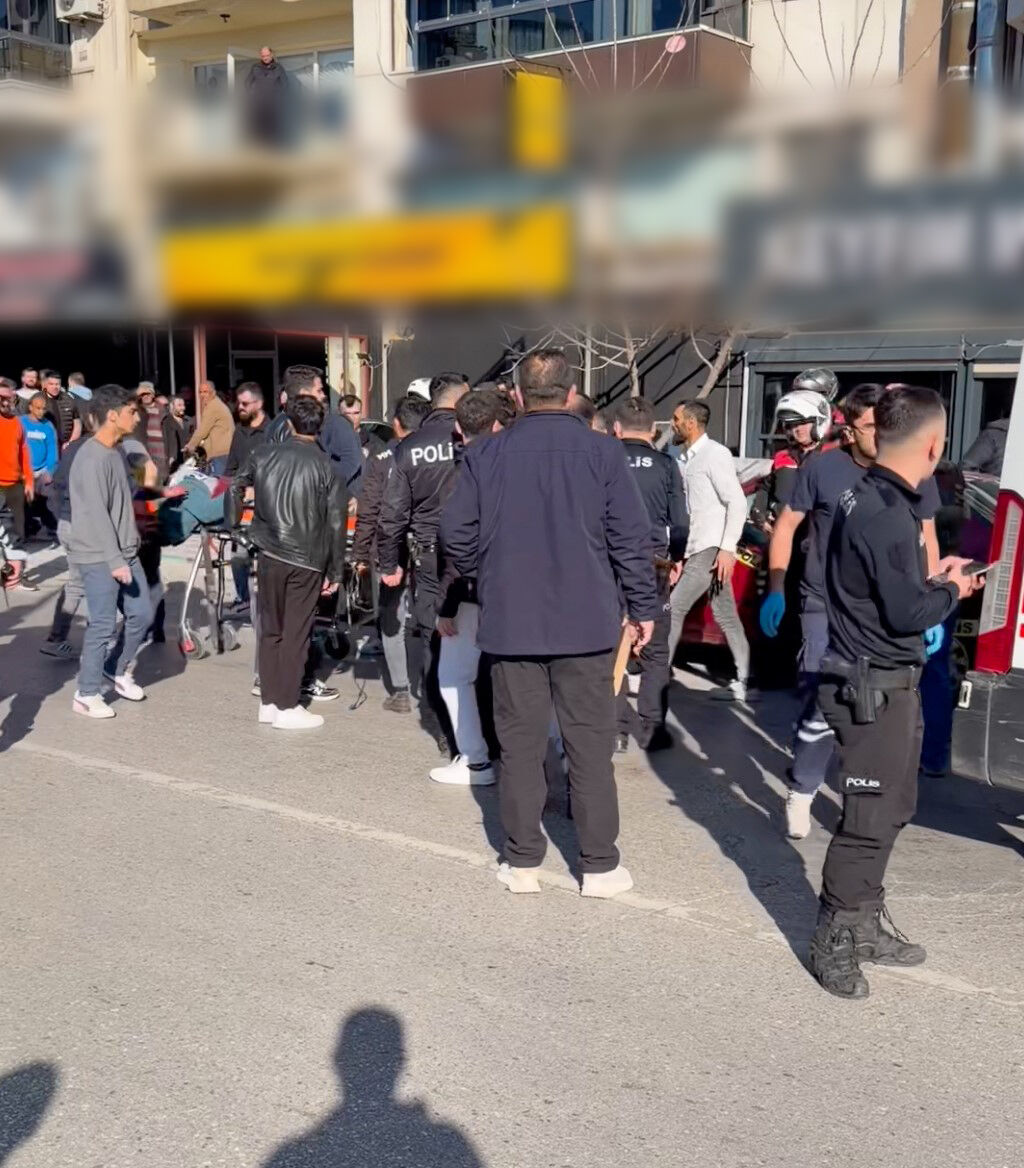 Manisa'da Kaza Sonrası Bıçaklı Kavga 2 Ölü Haberleri Kaza Haber Trafik Kazası Tartışma Yaralamalı Ölümlü Olaylar (3)