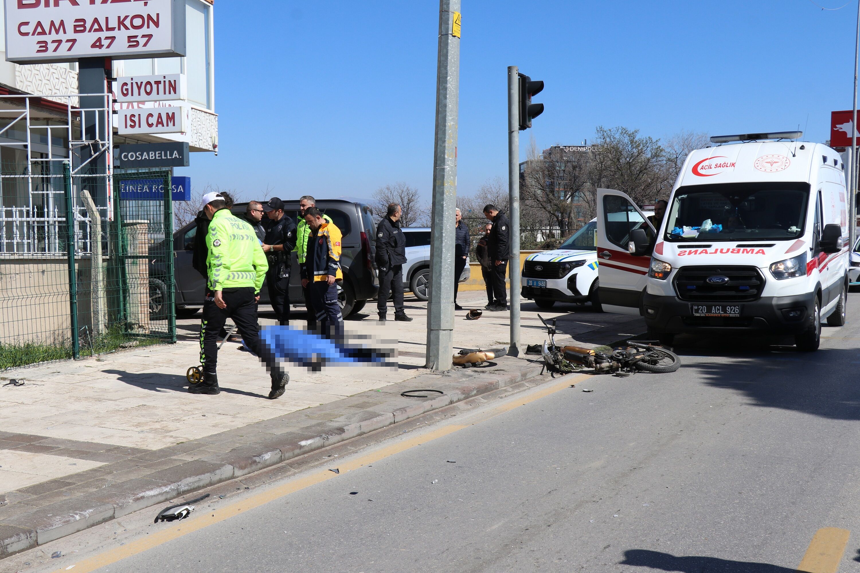 Motosikletiyle Yaya Geçidinden Geçmek Isteyen Adamın Hayatını Kaybettiği Kaza Kamerada... (2)