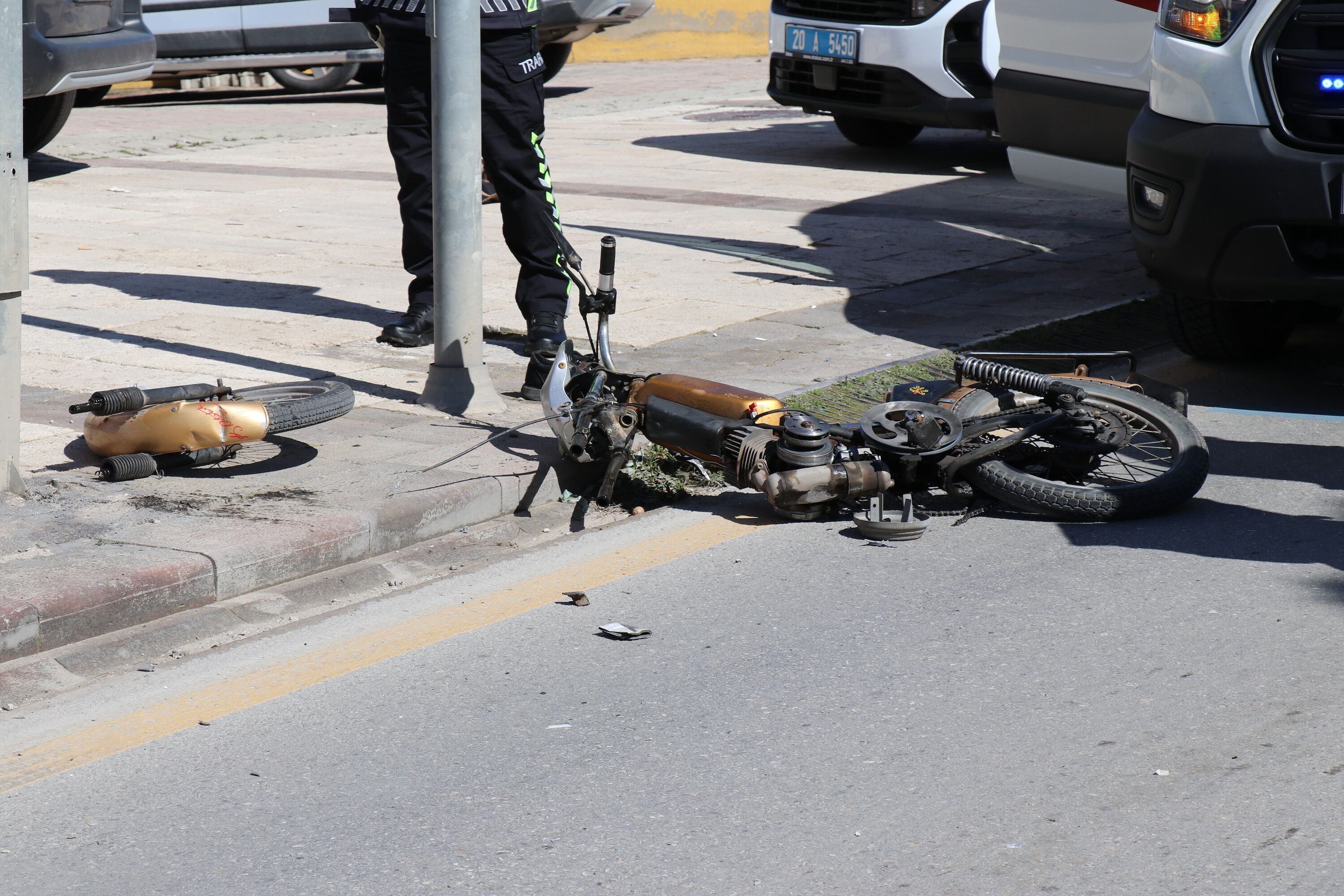 Motosikletiyle Yaya Geçidinden Geçmek Isteyen Adamın Hayatını Kaybettiği Kaza Kamerada... (4)