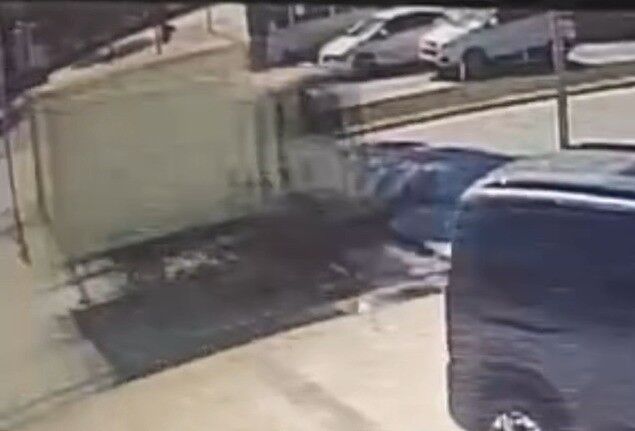 Motosikletiyle Yaya Geçidinden Geçmek Isteyen Adamın Hayatını Kaybettiği Kaza Kamerada... (7)