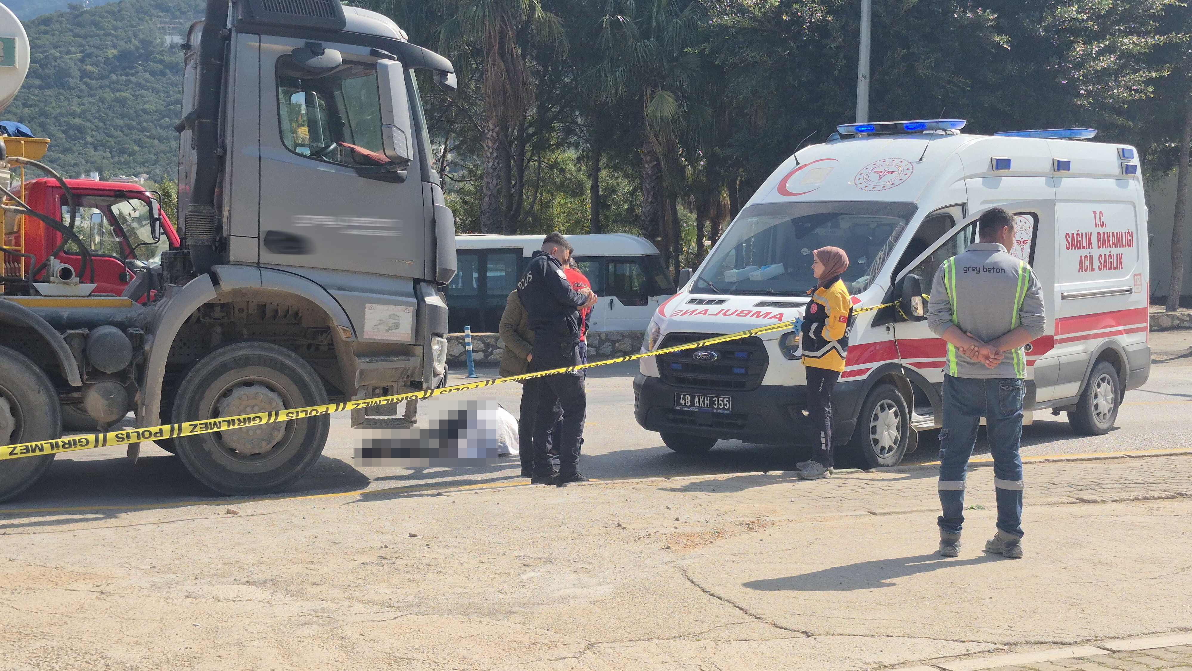 Muğla Bodrum'da Beton Mikserinin Çarptığı Yaya Hayatını Kaybetti (6)-1