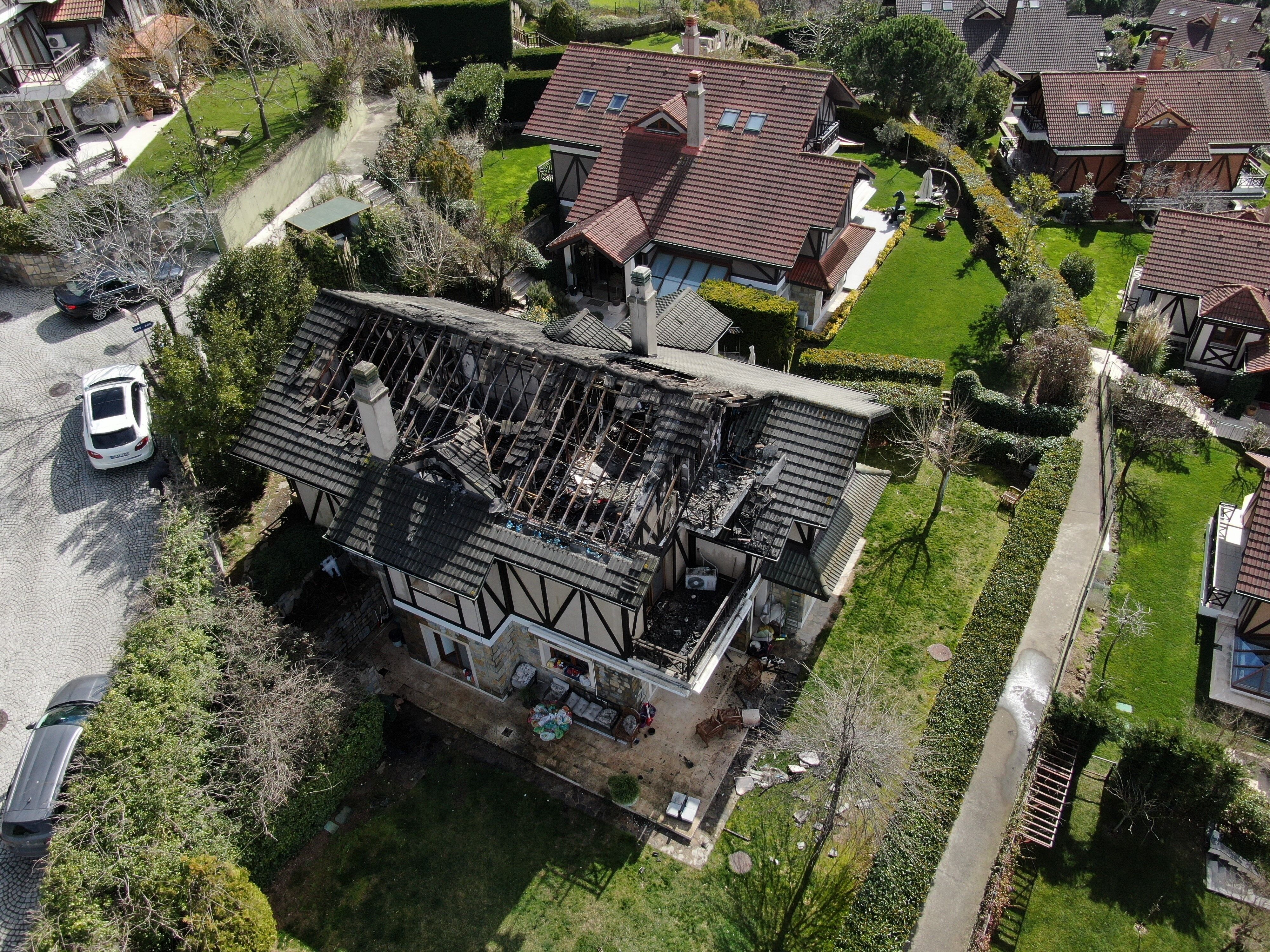 Oyuncu Aslıhan Karalar Ölümden Döndü Lüks Villada Yangın Haber Ünlüler (1)