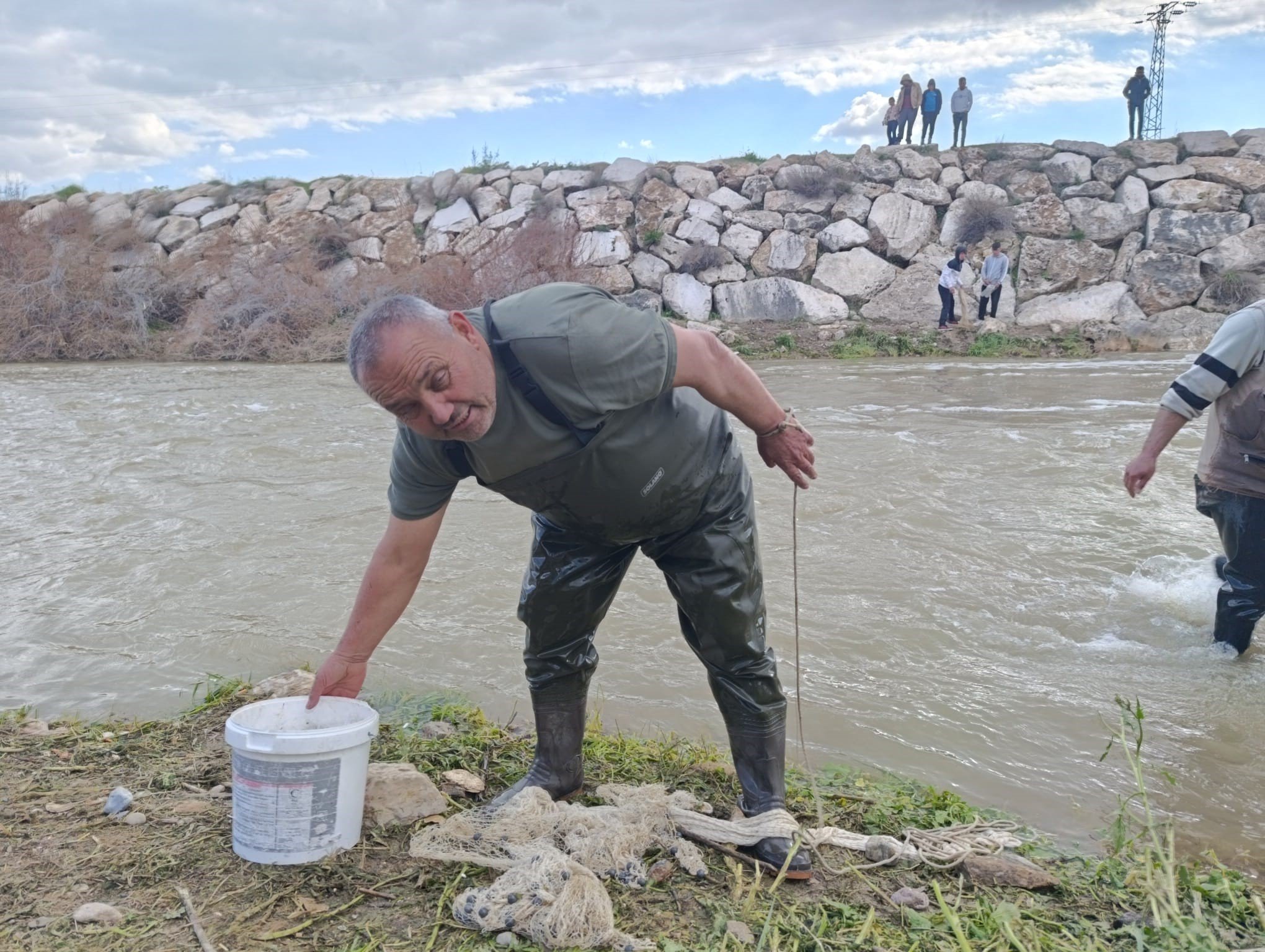 Denizli Haber 10 Yıllık Kuraklığın Hakim Olduğu Çayda Balık Avladılar3