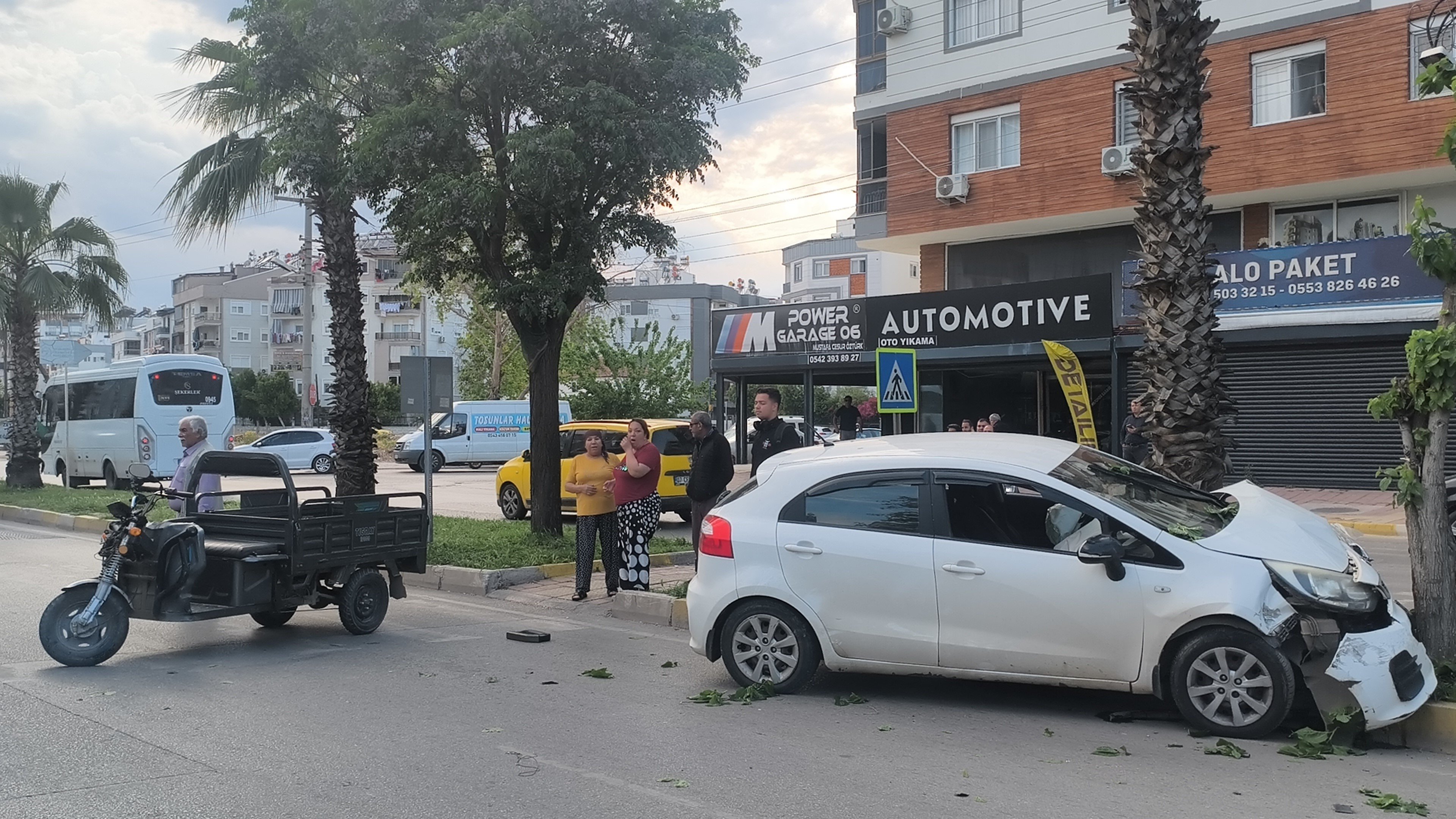 Denizli Haber Kaza Antalya Ağaca Çarptı (1)