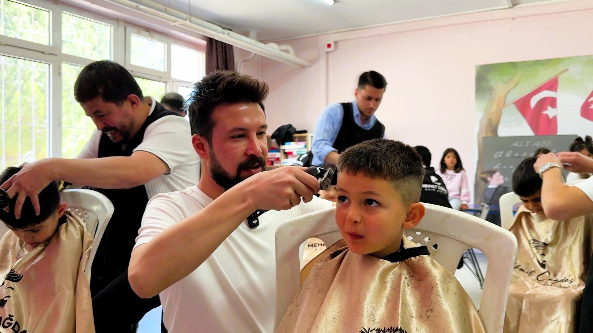 Denizli Haber Öğrencilerin Yüzü Gülsün Diye Iş Yerinin Kapısına Kilit Vurdu