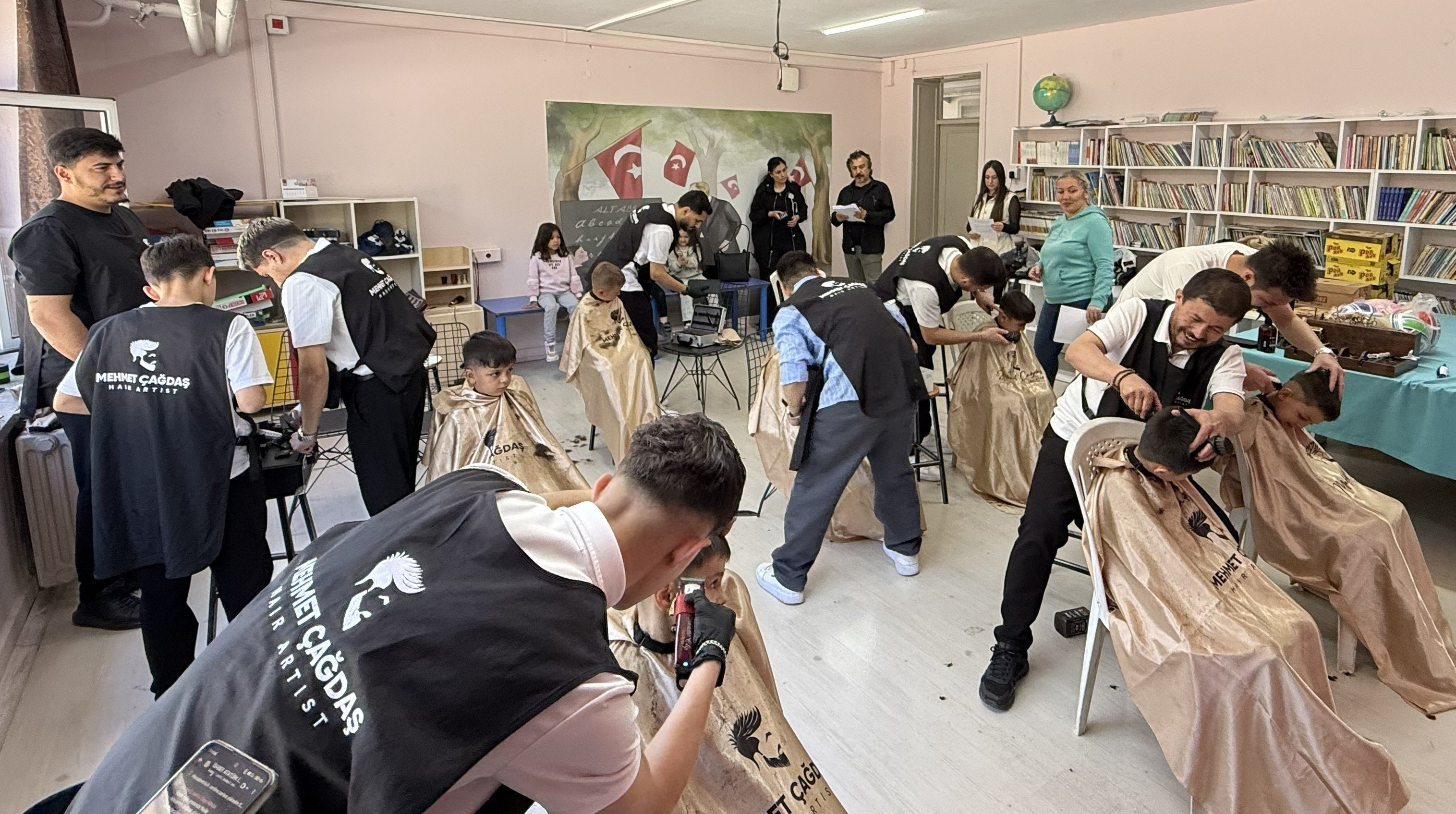 Denizli Haber Öğrencilerin Yüzü Gülsün Diye Iş Yerinin Kapısına Kilit Vurdu2