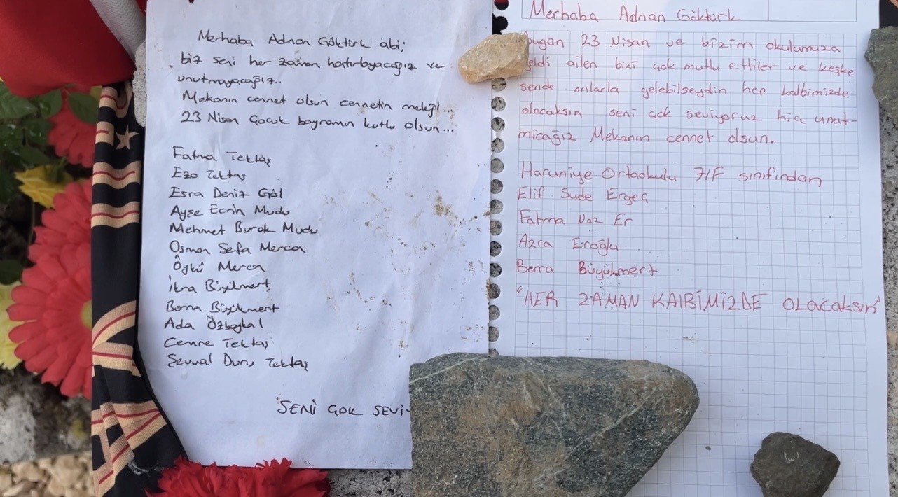 Denizli Haber Saldırıda Hayatını Kaybeden Adnan’ın Mezarlarına Bırakılan Notlar Duygulandırdı2