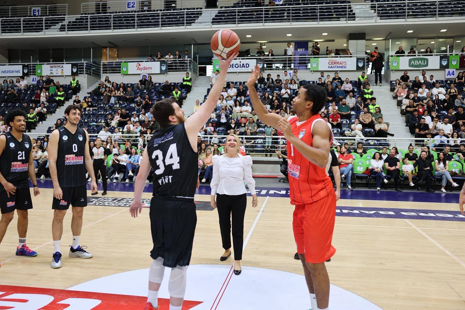 “Eği̇ti̇me Destek Maçi” İçi̇n Parkeye Çiktilar (12)