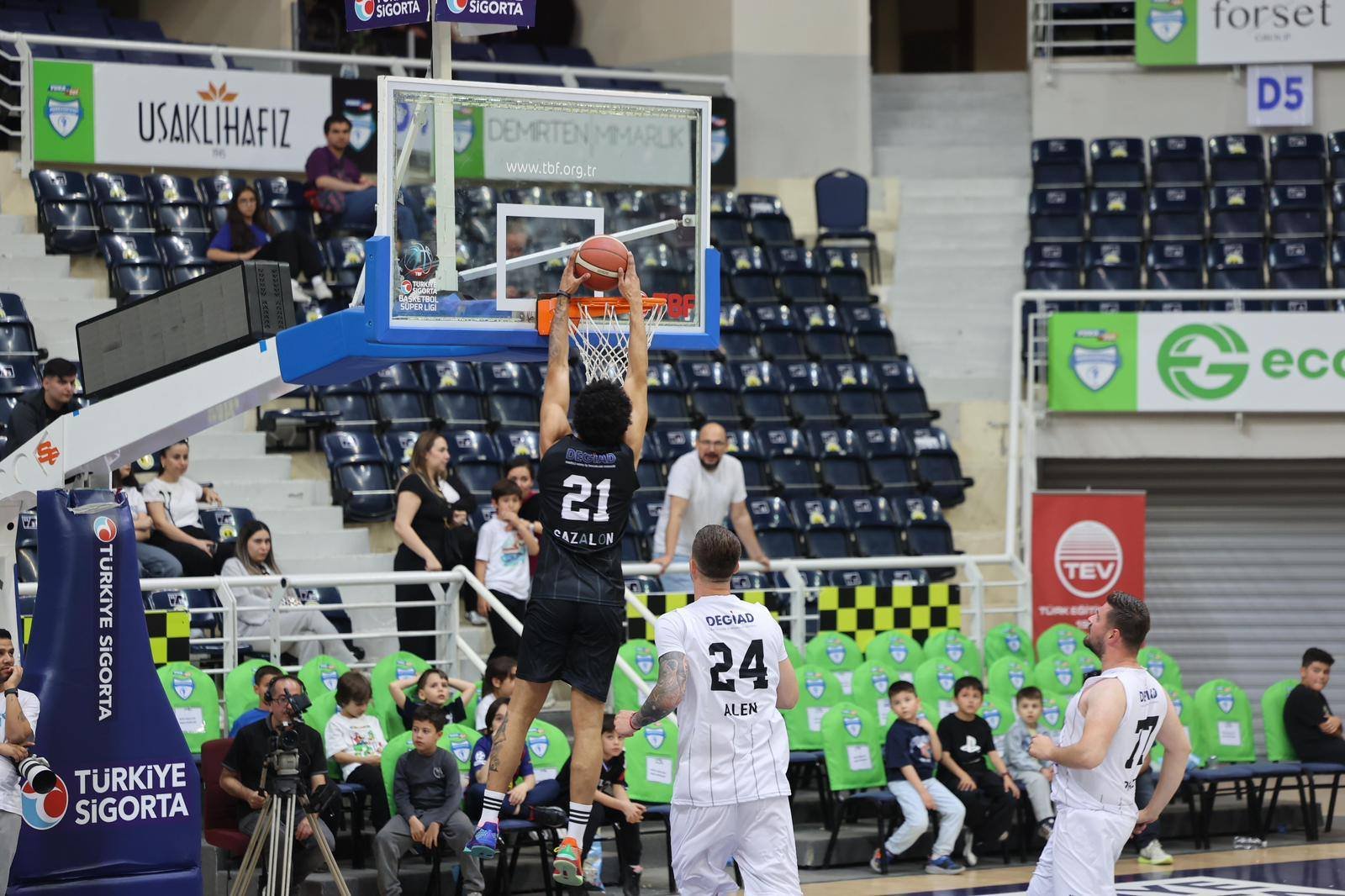 “Eği̇ti̇me Destek Maçi” İçi̇n Parkeye Çiktilar (8)