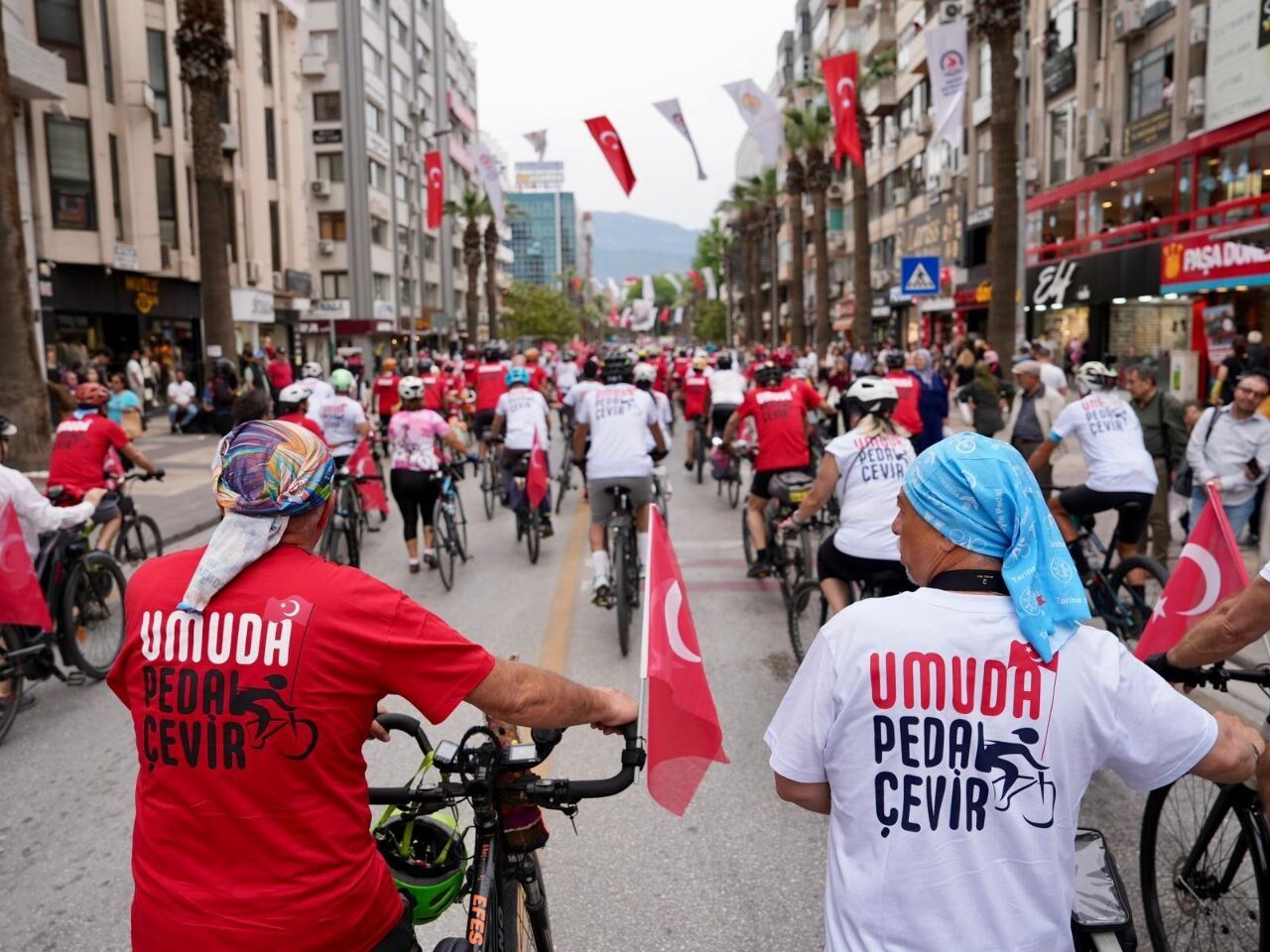 Büyükşehir’in “Umuda Pedal Çevir” Bisiklet Şenliği Kortej Yürüyüşüyle Başladı (14)
