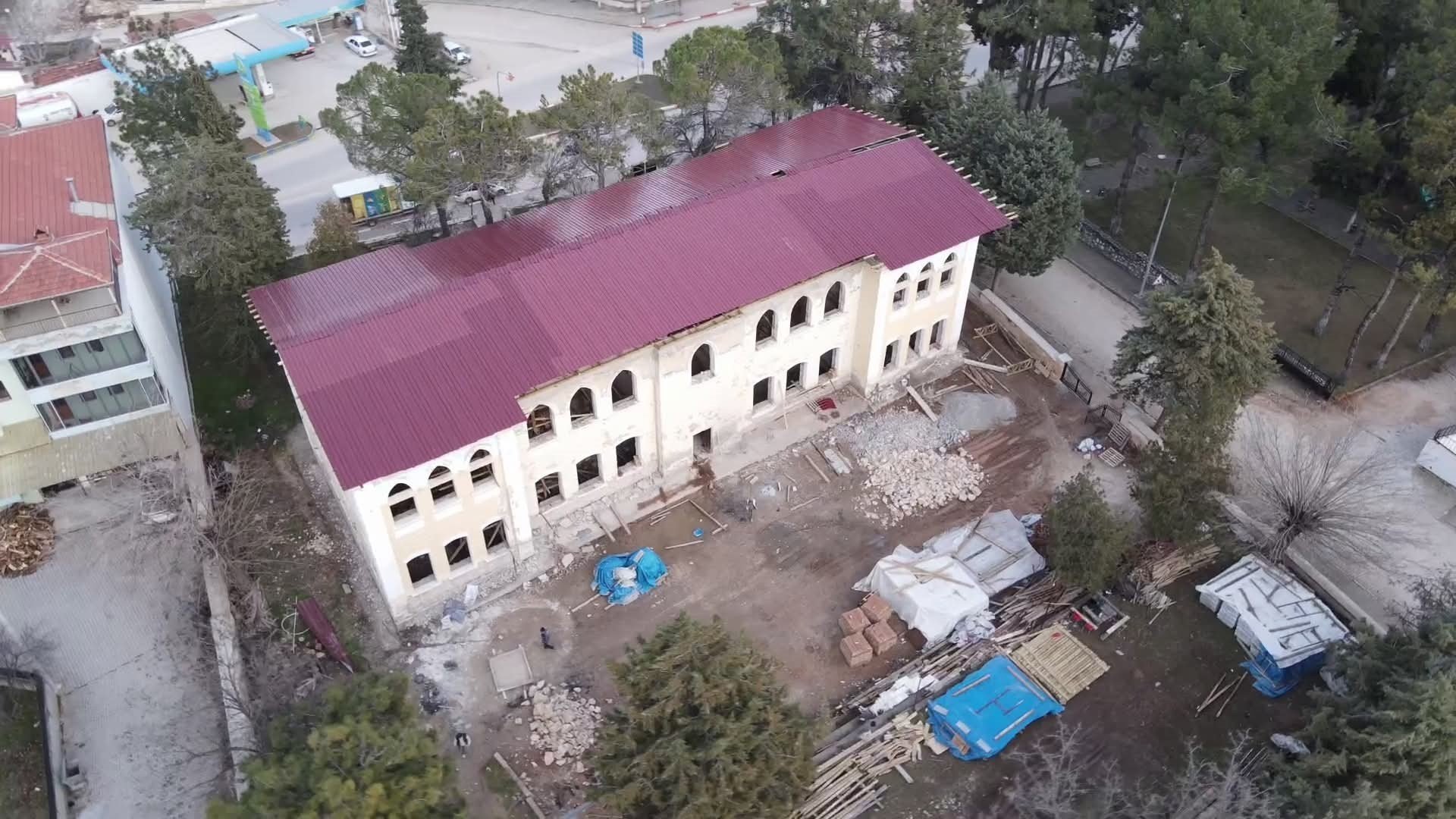 Denilzi Haber Çal’daki Tarihi Mektep Restorasyonunda Işçiler Arasında Kavga Çıktı; 4 Yaralı