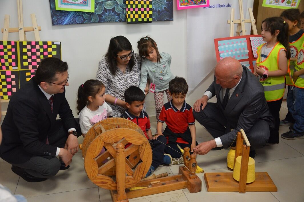 Babadağ'da geleneksel dokuma miniklere anlatıldı