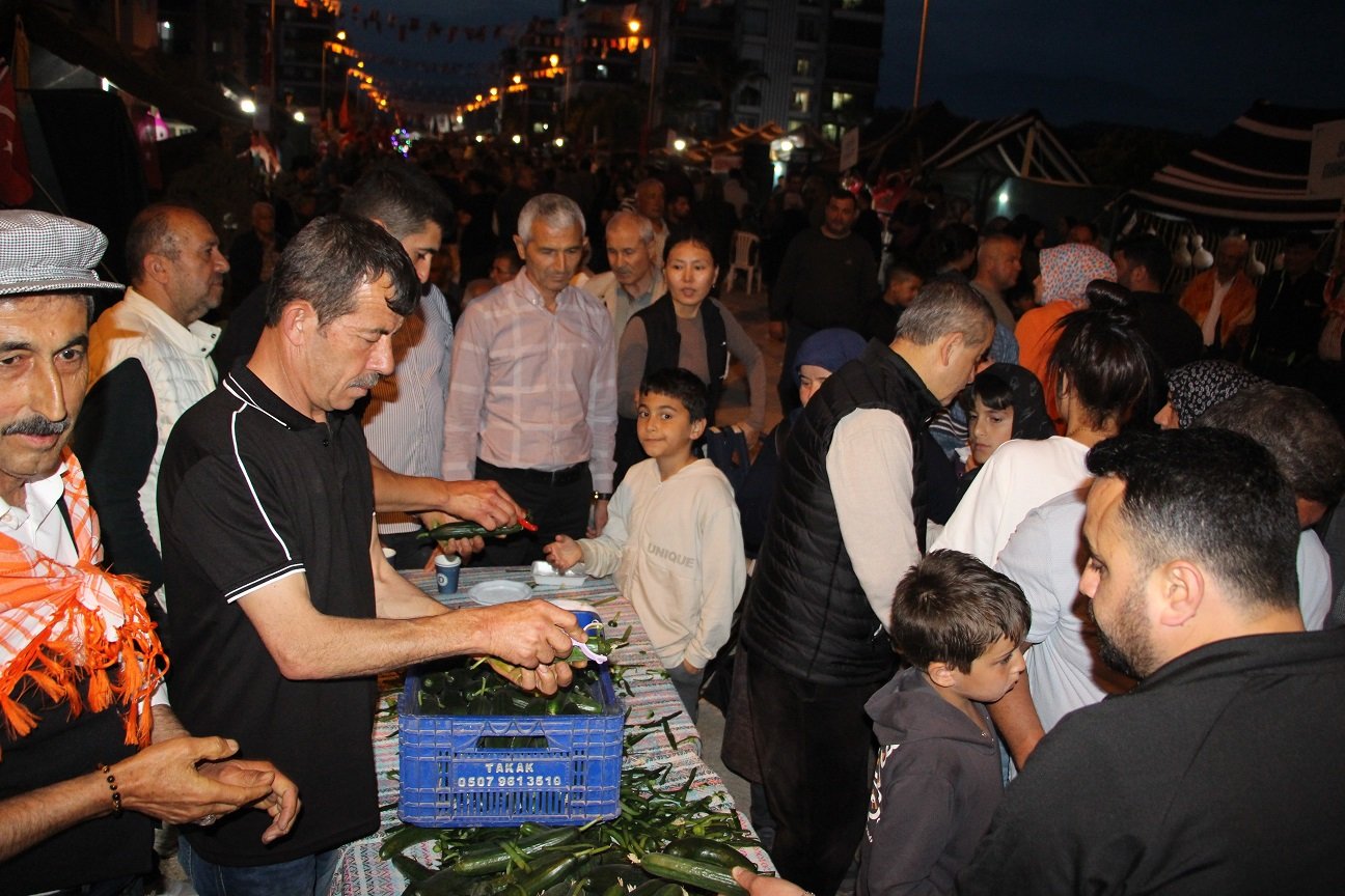Denizli Haber Çocukluğunda Yediği Salatalığı Unutamayan Muhtar 1 Ton Salatalık Dağıttı
