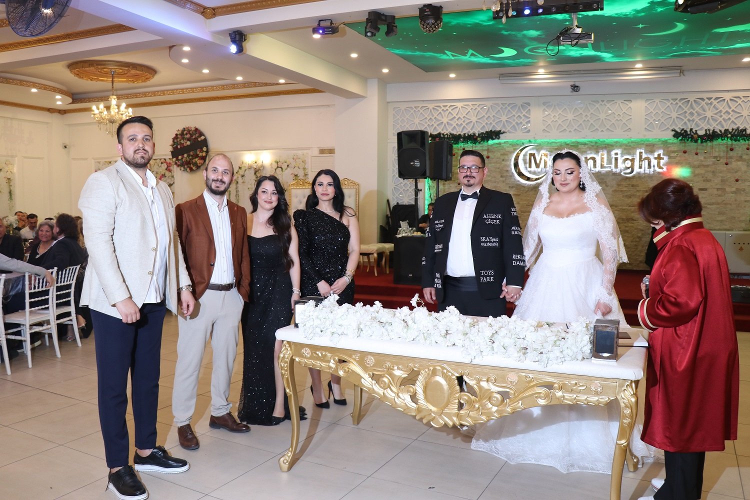 Denizli Haber Düğün Masrafını Düşürmek Için Damatlığını Reklam Panosuna Çevirdi4