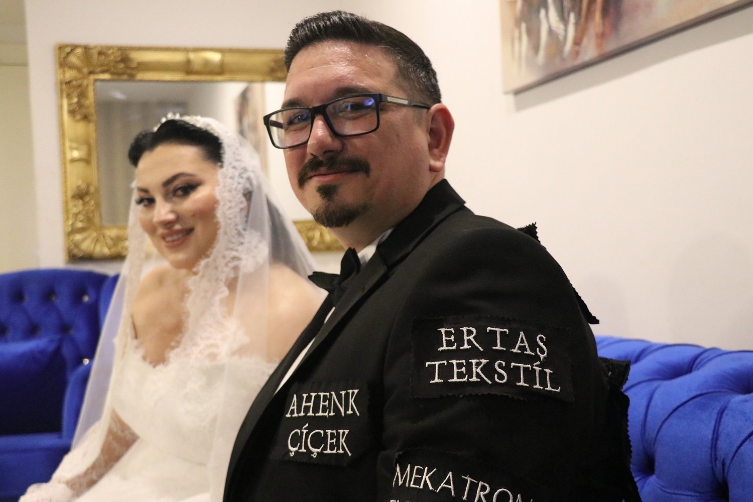 Denizli Haber Düğün Masrafını Düşürmek Için Damatlığını Reklam Panosuna Çevirdi5