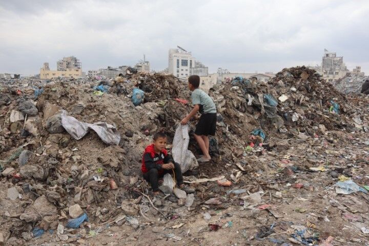 Denizli Haber Gazze'de Çocuklar, Çöp Yığınları Arasında Hayat Mücadelesi Veriyor4