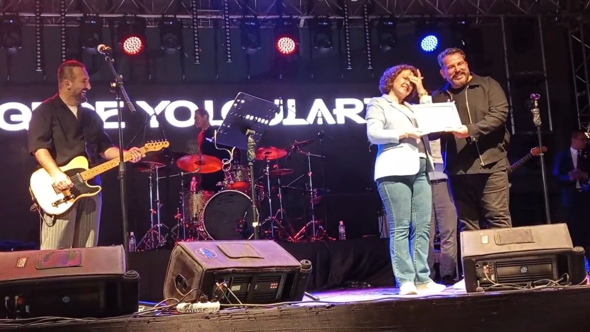 Denizli Haber Gece Yolcuları'na Sahnede Sürpriz Diplomalarını Yıllar Sonra Aldılar2