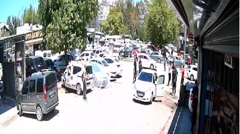 Denizli Haber Kazaya Neden Olan Sürücü, Kendisini Durdurmak Isteyenlere Biber Gazı Sıktı2