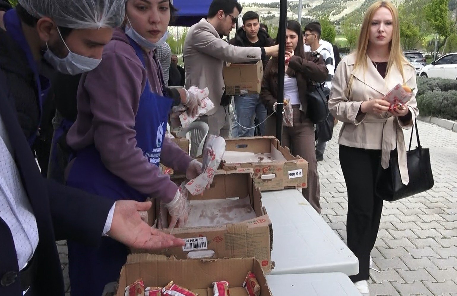 Denizli Haber Öğrencilere 5 Bin Adet Balık Ekmek Dağıtıldı