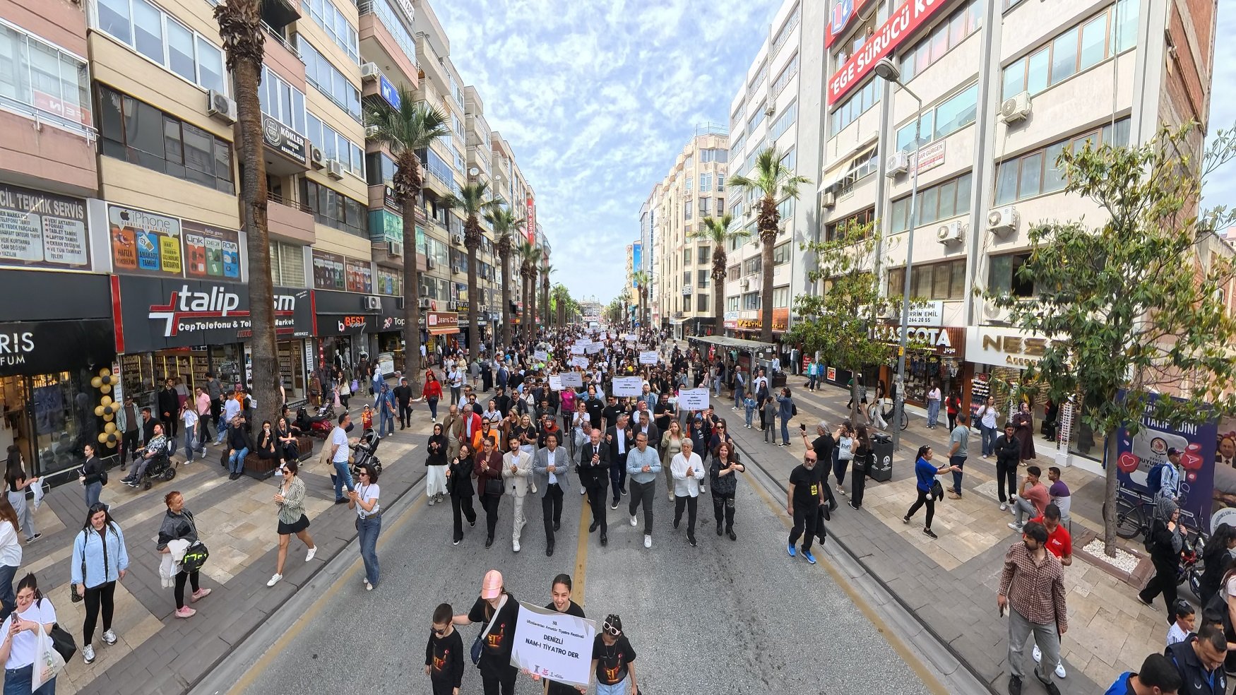 Denizli Haber Uluslararası Tiyatro Festivali Renkli Kortejle Açıldı (2)