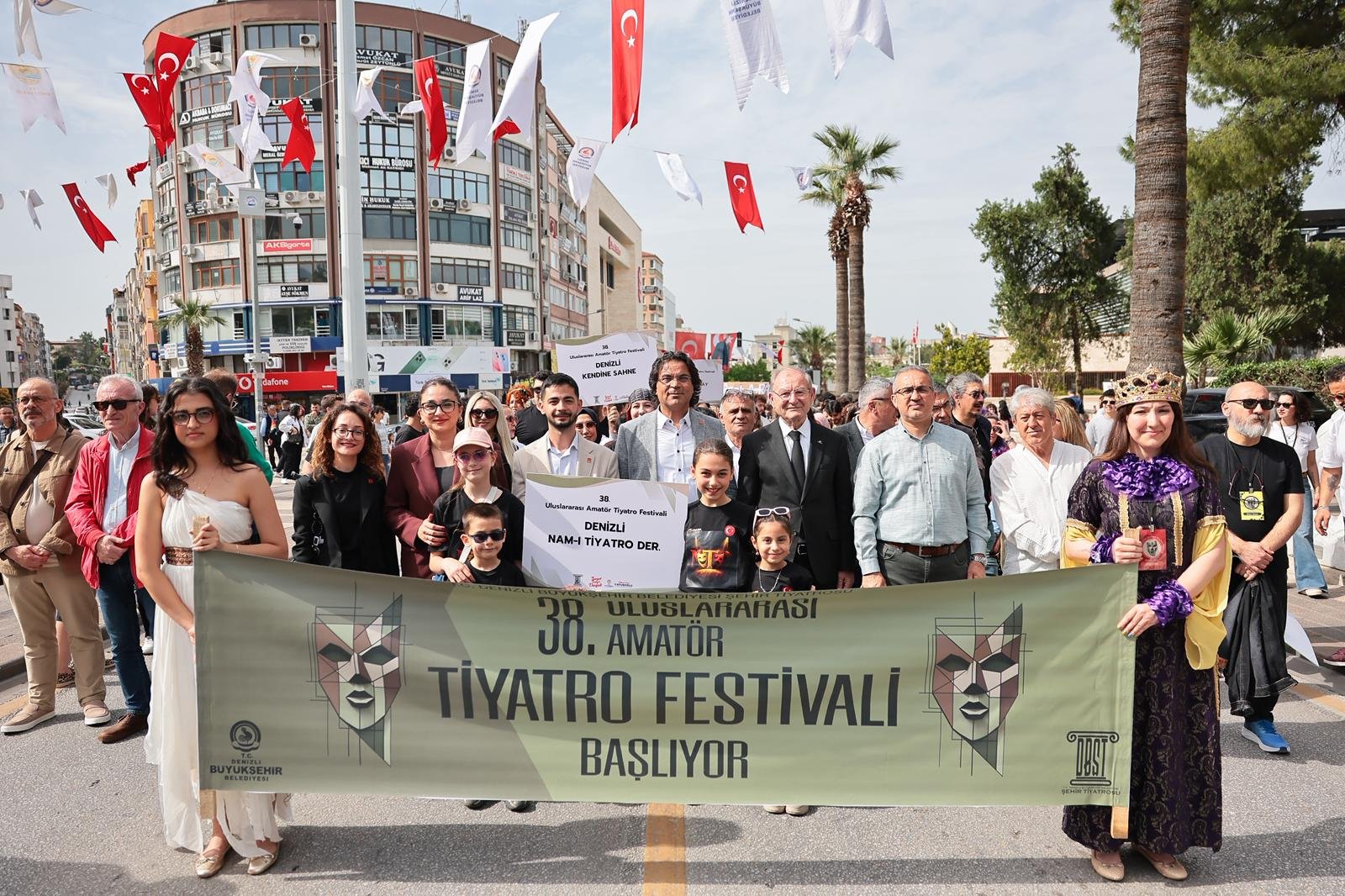 Denizli Haber Uluslararası Tiyatro Festivali Renkli Kortejle Açıldı 4)-2