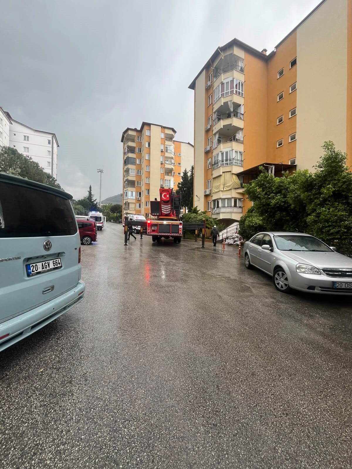 Denizli Haber Yıldırım Düşen Çatıda Tamirat Yapan 2 Işçi Yaralandı2