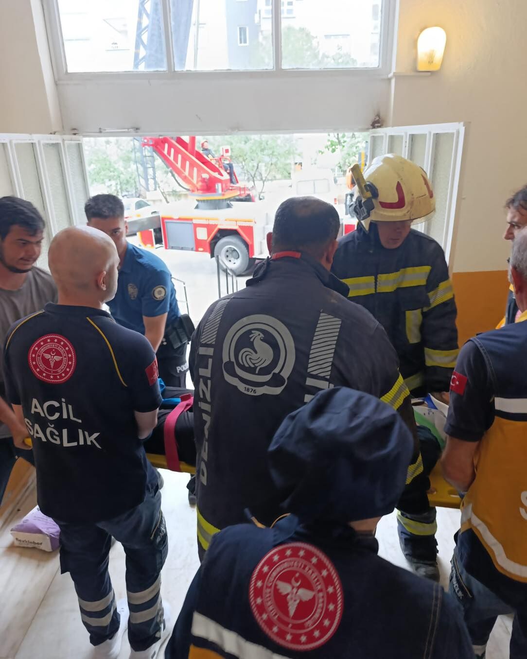 Denizli Haber Yıldırım Düşen Çatıda Tamirat Yapan 2 Işçi Yaralandı5
