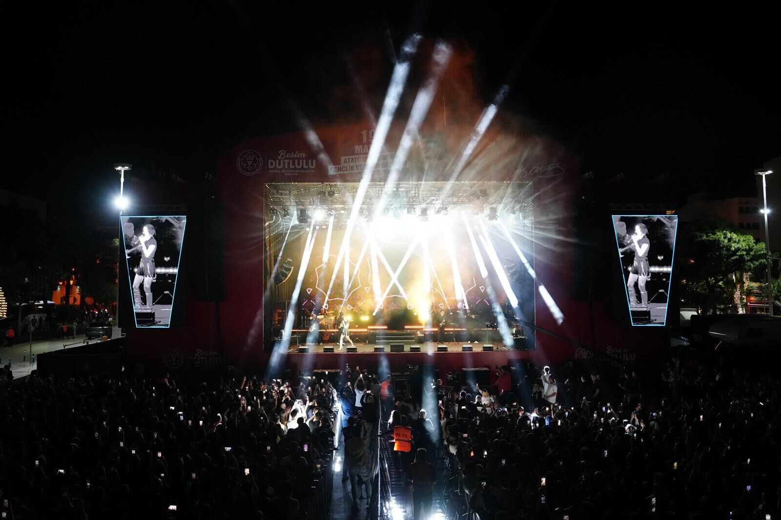 Denizli Haber Zeynep Bastık'tan Manisa’da Konser2