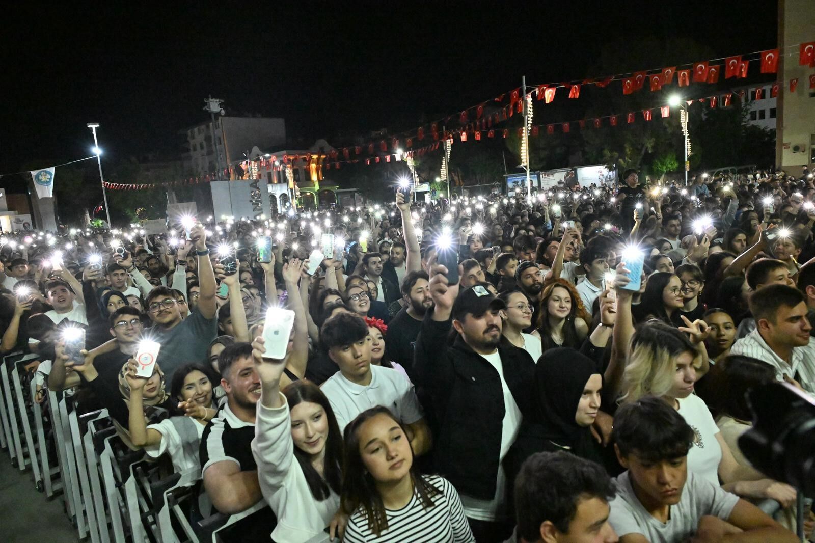 Denizli Haber Zeynep Bastık'tan Manisa’da Konser3