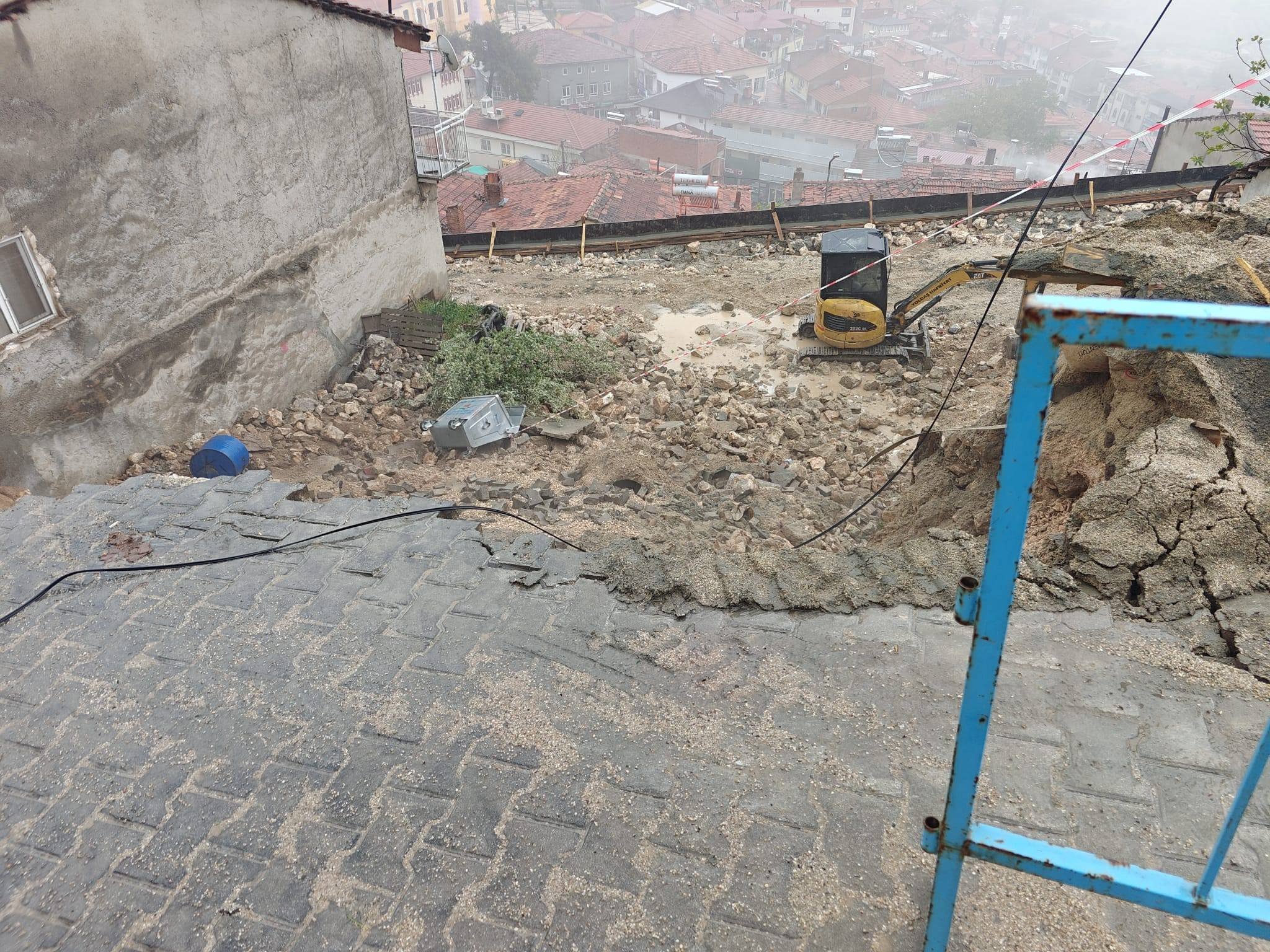 Güney’de Sağanak Heyelan Getirdi Denizli Yolu Trafiğe Kapatıldı (3)